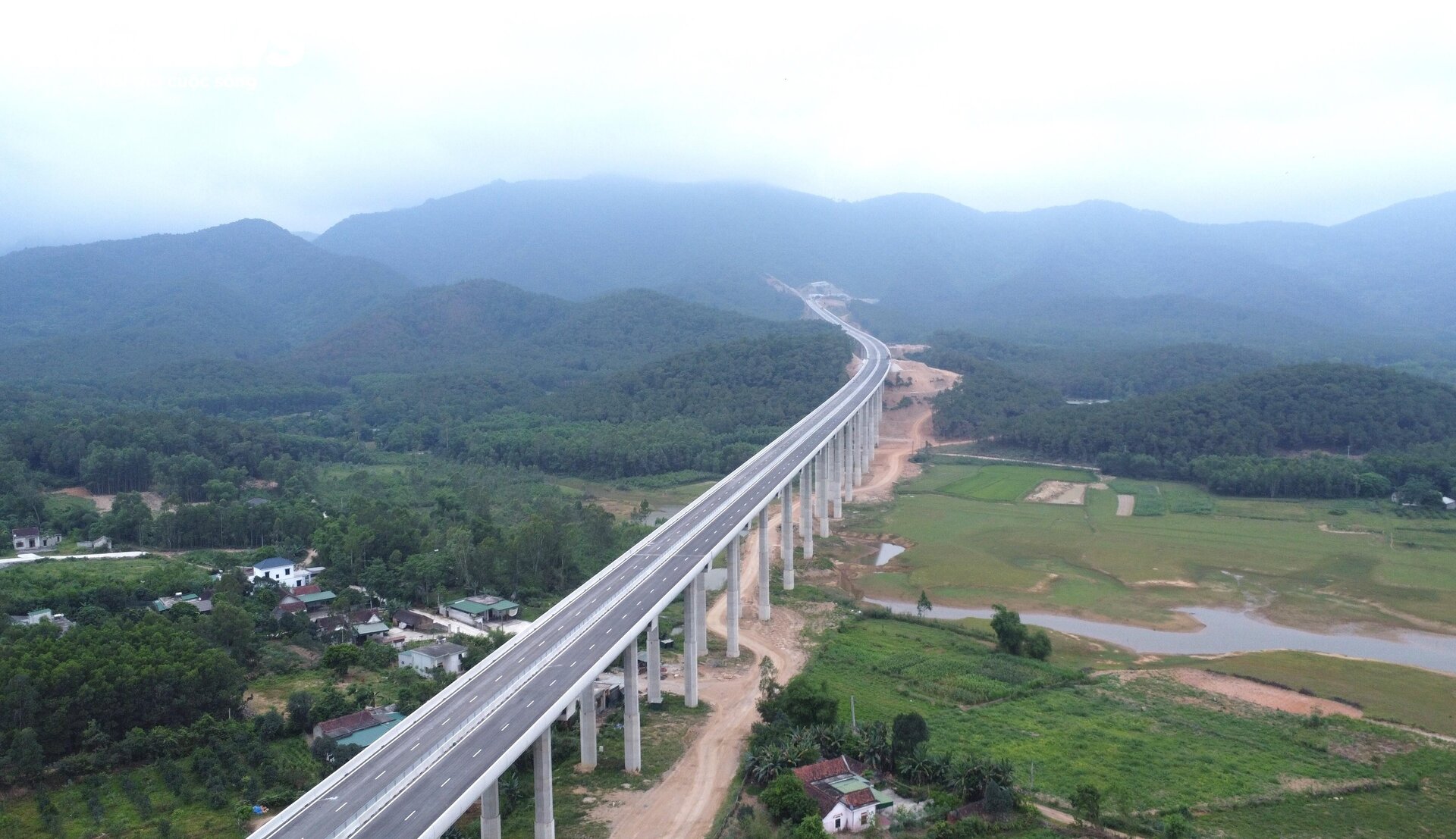 Cận cảnh cao tốc Bắc Nam đoạn Diễn Châu- Bãi Vọt trước ngày thông xe - 1