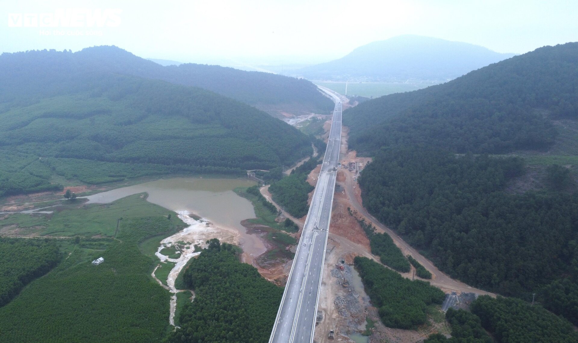 Cận cảnh cao tốc Bắc Nam đoạn Diễn Châu- Bãi Vọt trước ngày thông xe - 18