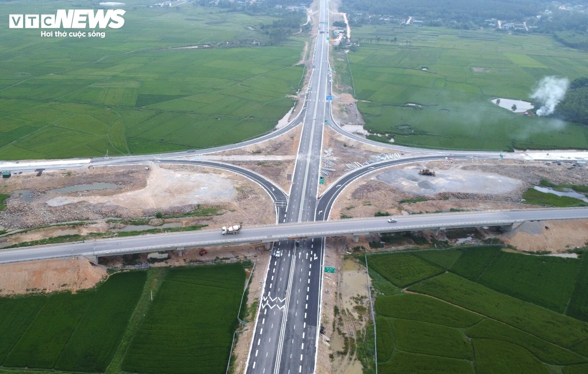 Cận cảnh cao tốc Bắc Nam đoạn Diễn Châu- Bãi Vọt trước ngày thông xe - 10