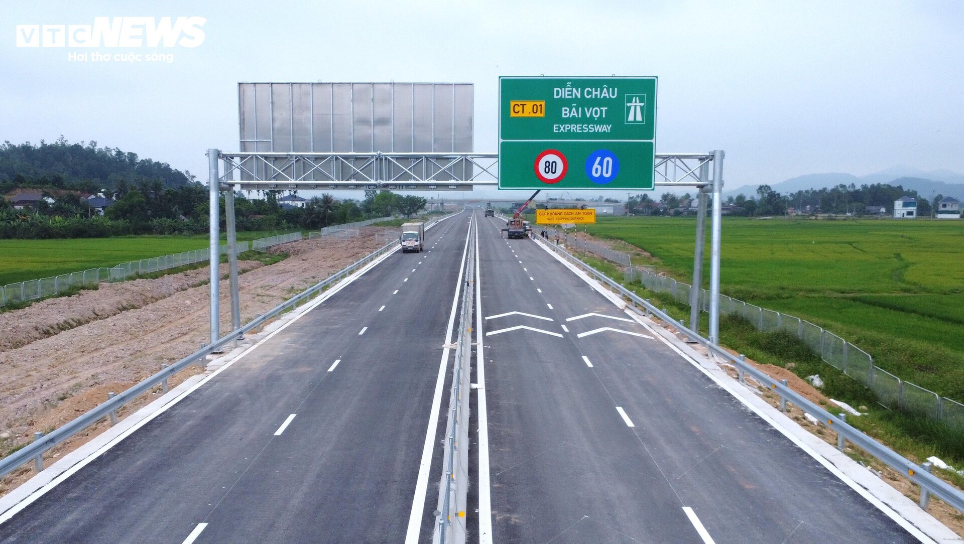 Cận cảnh cao tốc Bắc Nam đoạn Diễn Châu- Bãi Vọt trước ngày thông xe - 11
