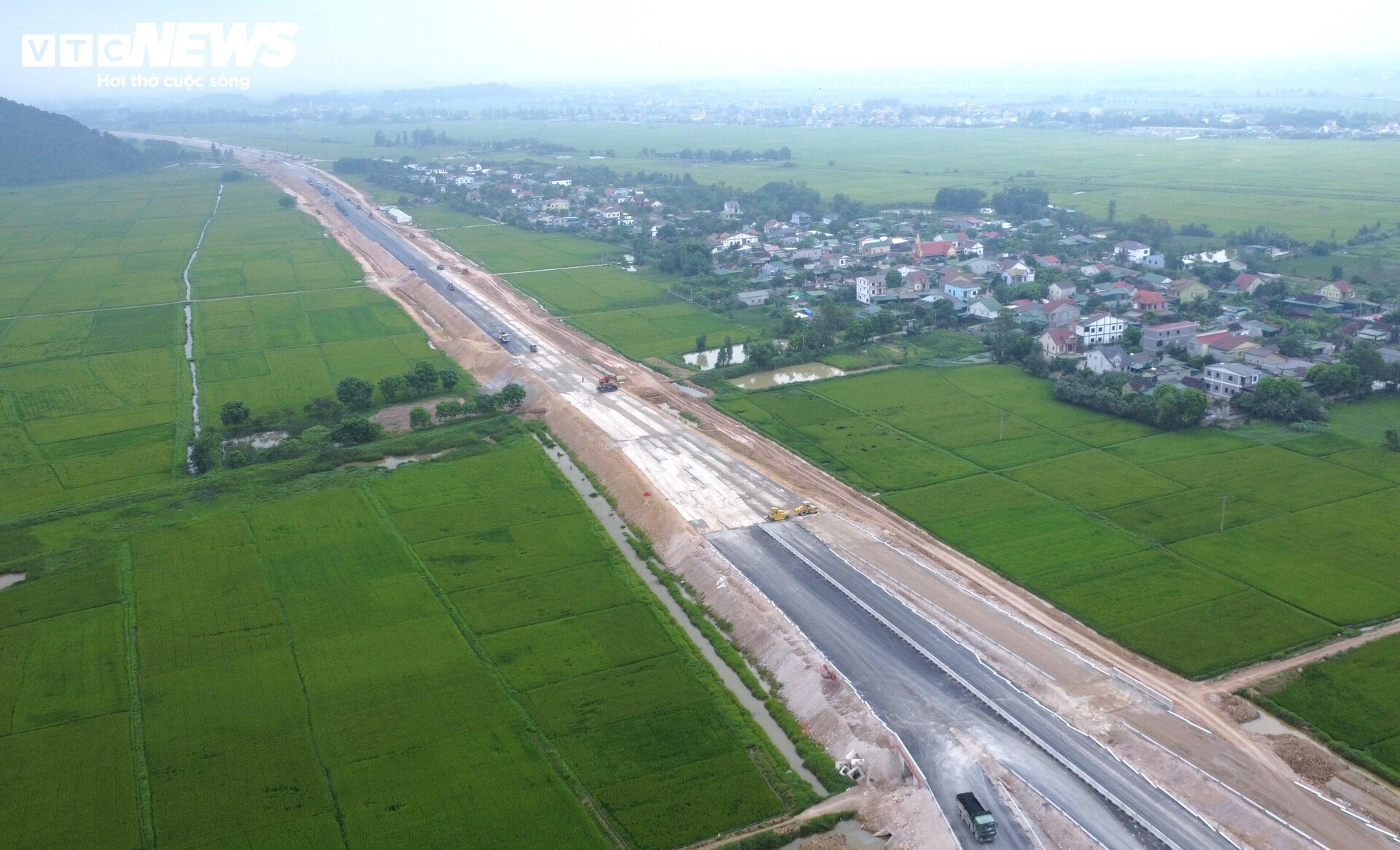 Cận cảnh cao tốc Bắc Nam đoạn Diễn Châu- Bãi Vọt trước ngày thông xe - 12