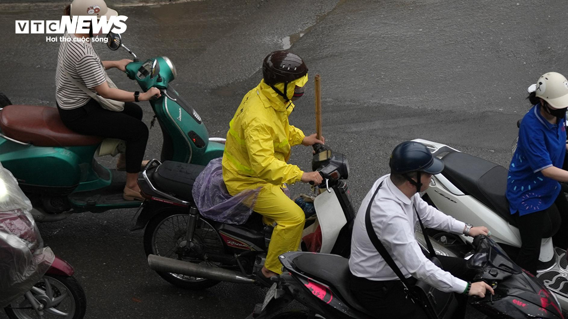 Hà Nội trời tối sầm kèm mưa, xe cộ bật đèn pha lưu thông giữa ban ngày - 6