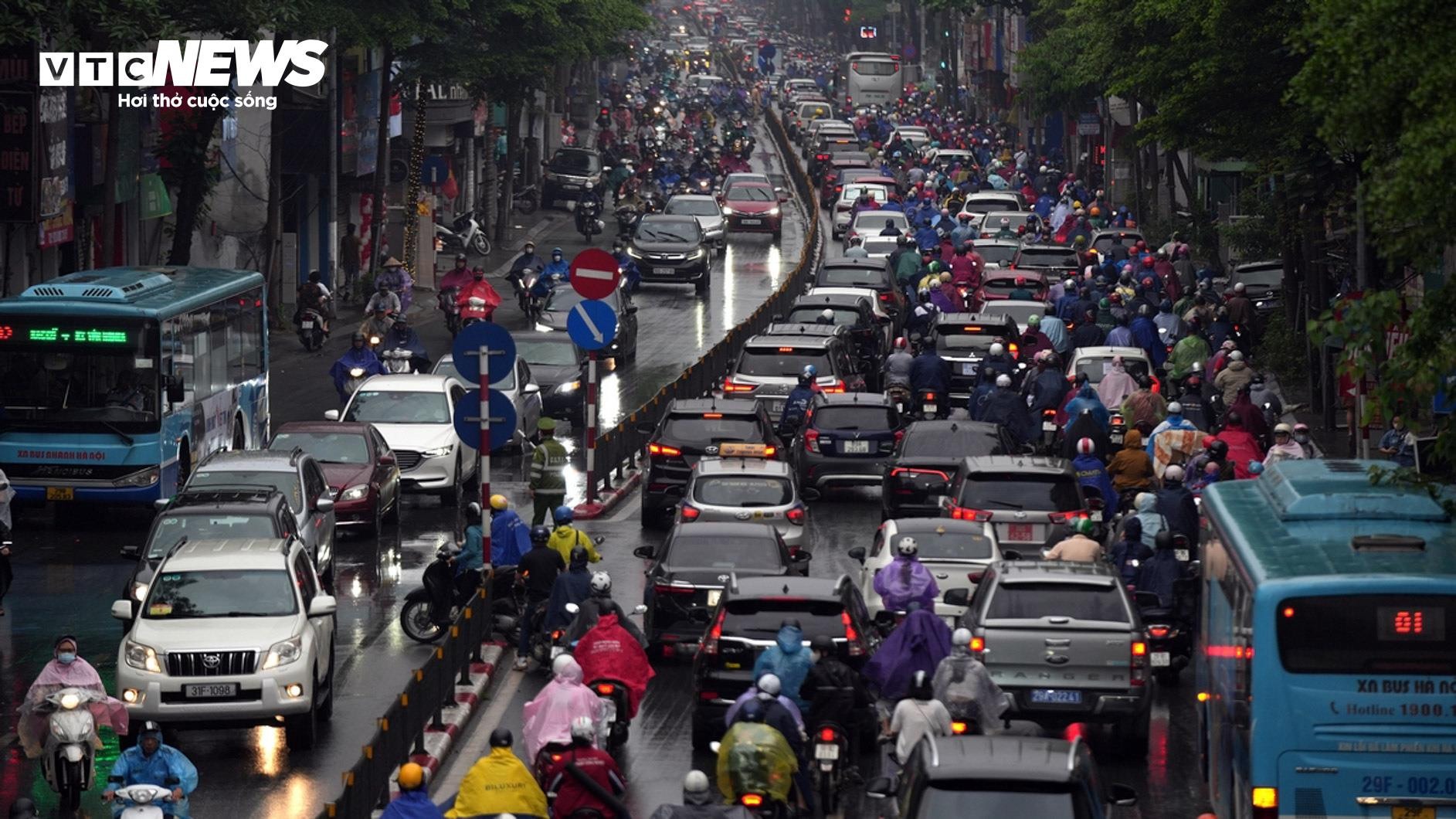 Hà Nội trời tối sầm kèm mưa, xe cộ bật đèn pha lưu thông giữa ban ngày - 2