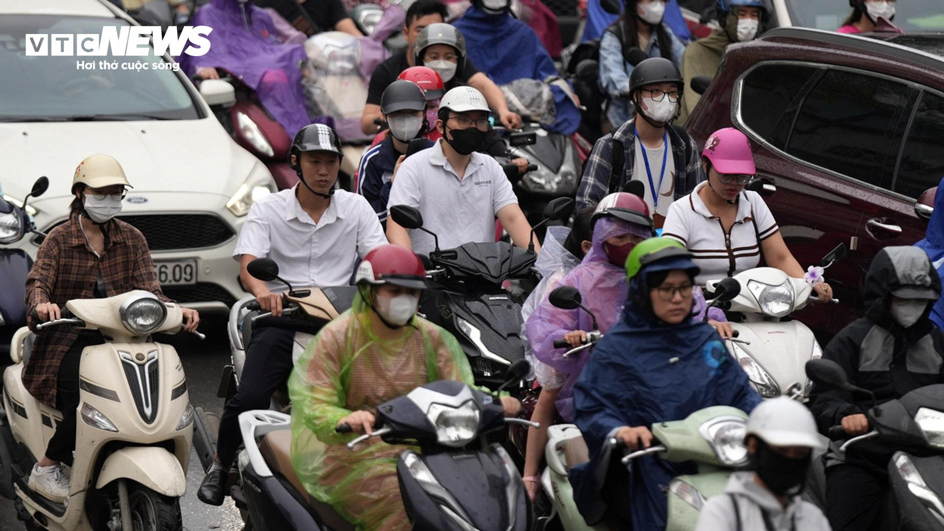 Hà Nội trời tối sầm kèm mưa, xe cộ bật đèn pha lưu thông giữa ban ngày - 7