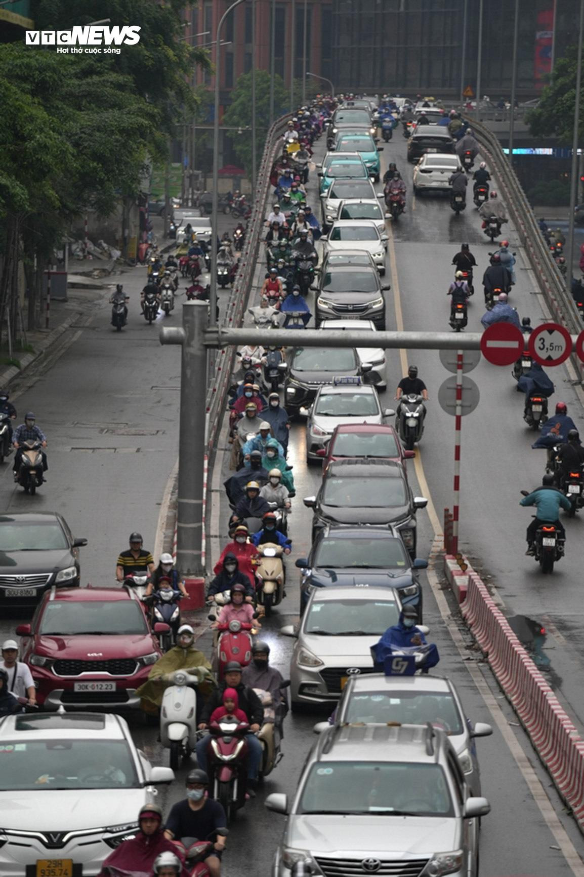 Hà Nội trời tối sầm kèm mưa, xe cộ bật đèn pha lưu thông giữa ban ngày - 10