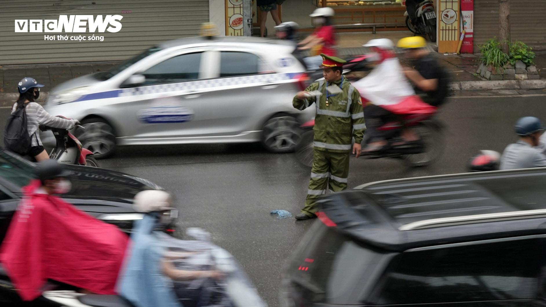 Hà Nội trời tối sầm kèm mưa, xe cộ bật đèn pha lưu thông giữa ban ngày - 8