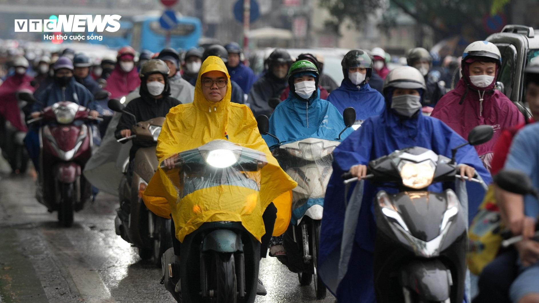 Hà Nội trời tối sầm kèm mưa, xe cộ bật đèn pha lưu thông giữa ban ngày - 5