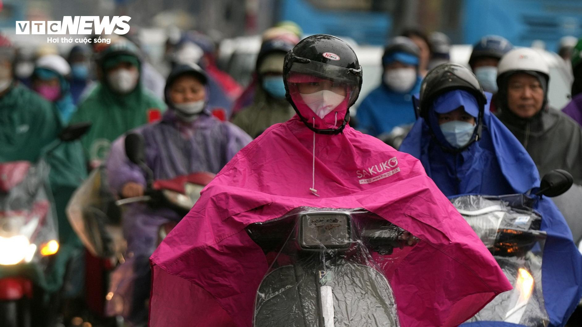 Hà Nội trời tối sầm kèm mưa, xe cộ bật đèn pha lưu thông giữa ban ngày - 9