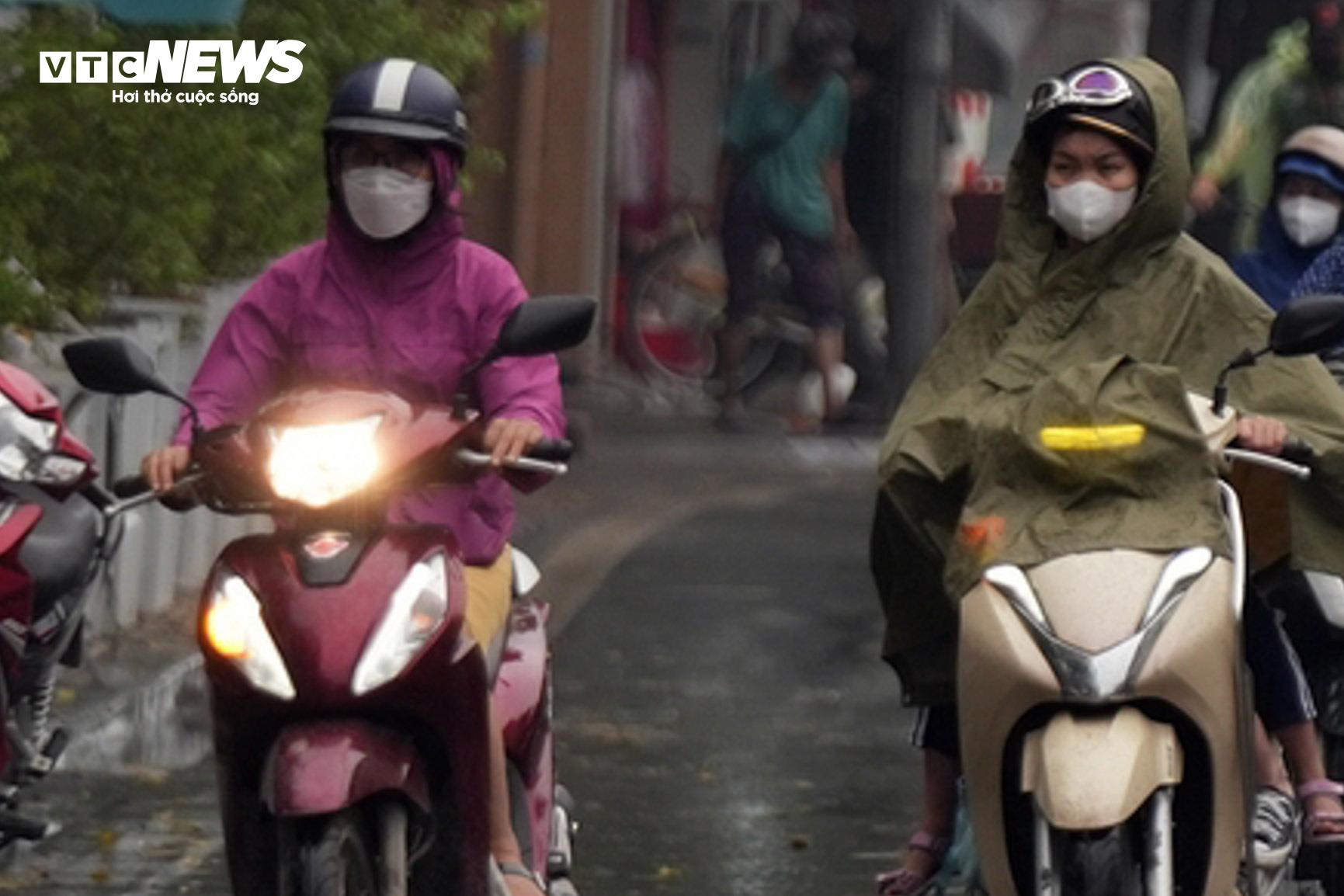 Hà Nội trời tối sầm kèm mưa, xe cộ bật đèn pha lưu thông giữa ban ngày - 3