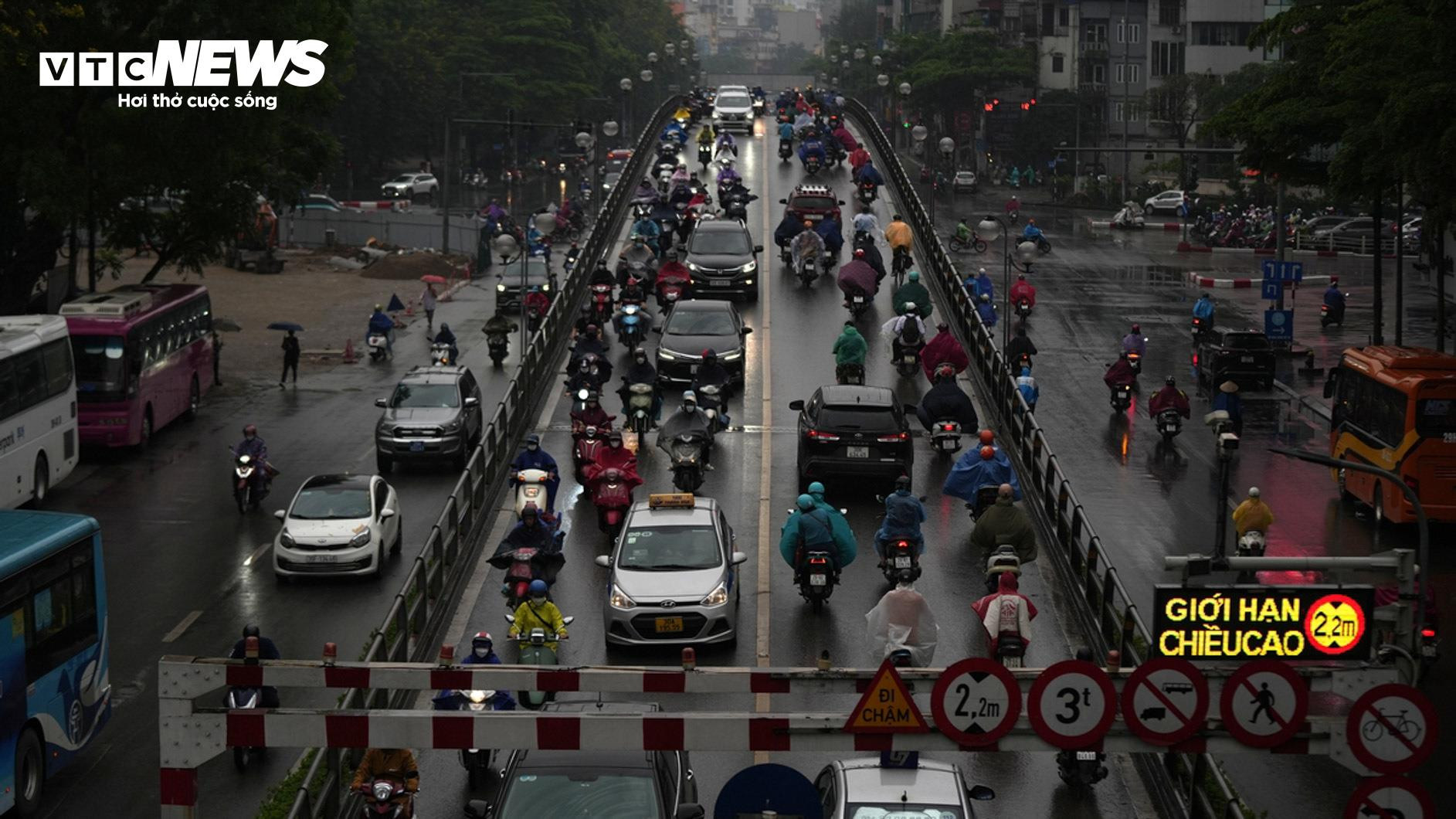 Hà Nội trời tối sầm kèm mưa, xe cộ bật đèn pha lưu thông giữa ban ngày - 4