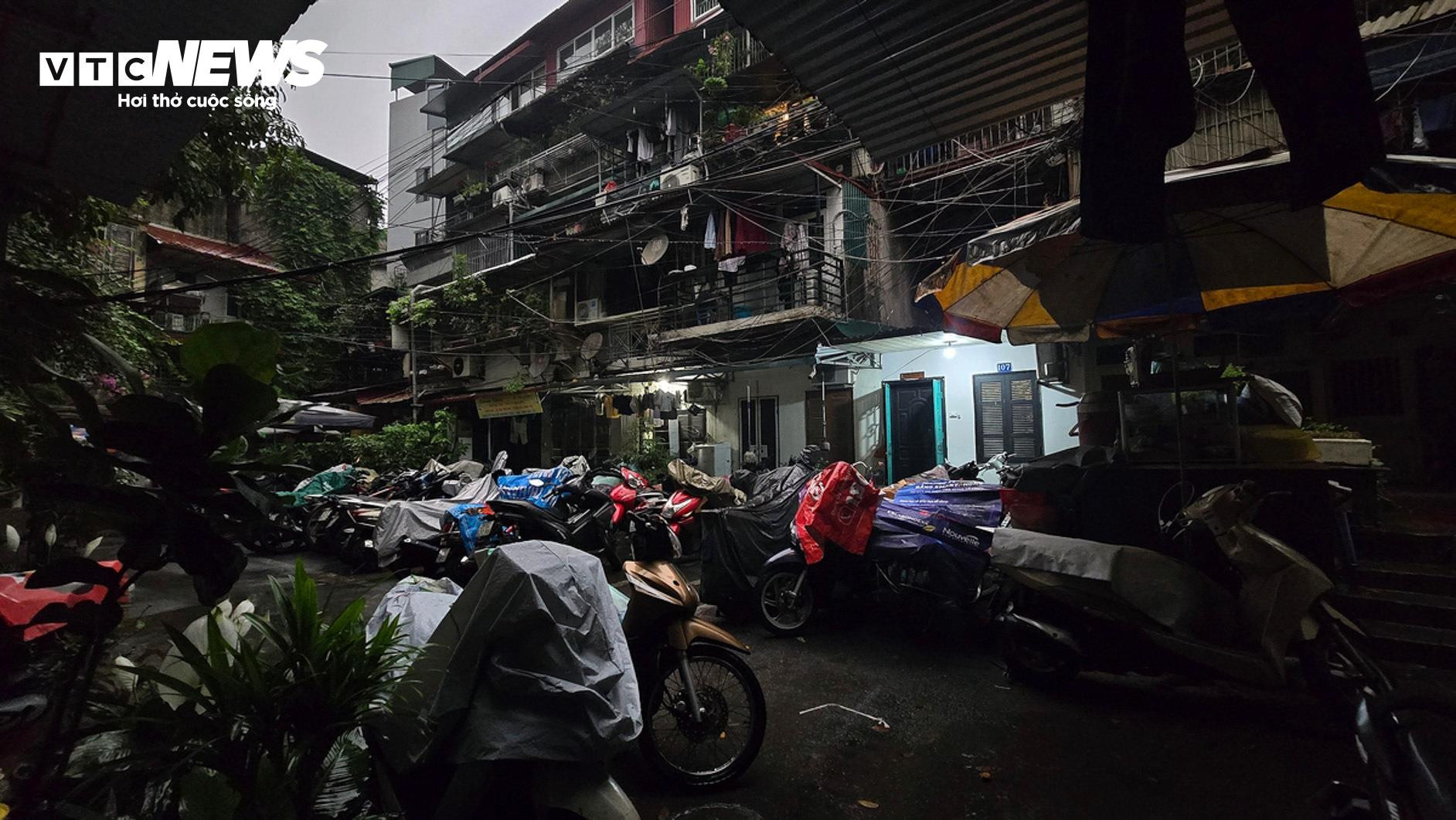 Hà Nội trời tối sầm kèm mưa, xe cộ bật đèn pha lưu thông giữa ban ngày - 1