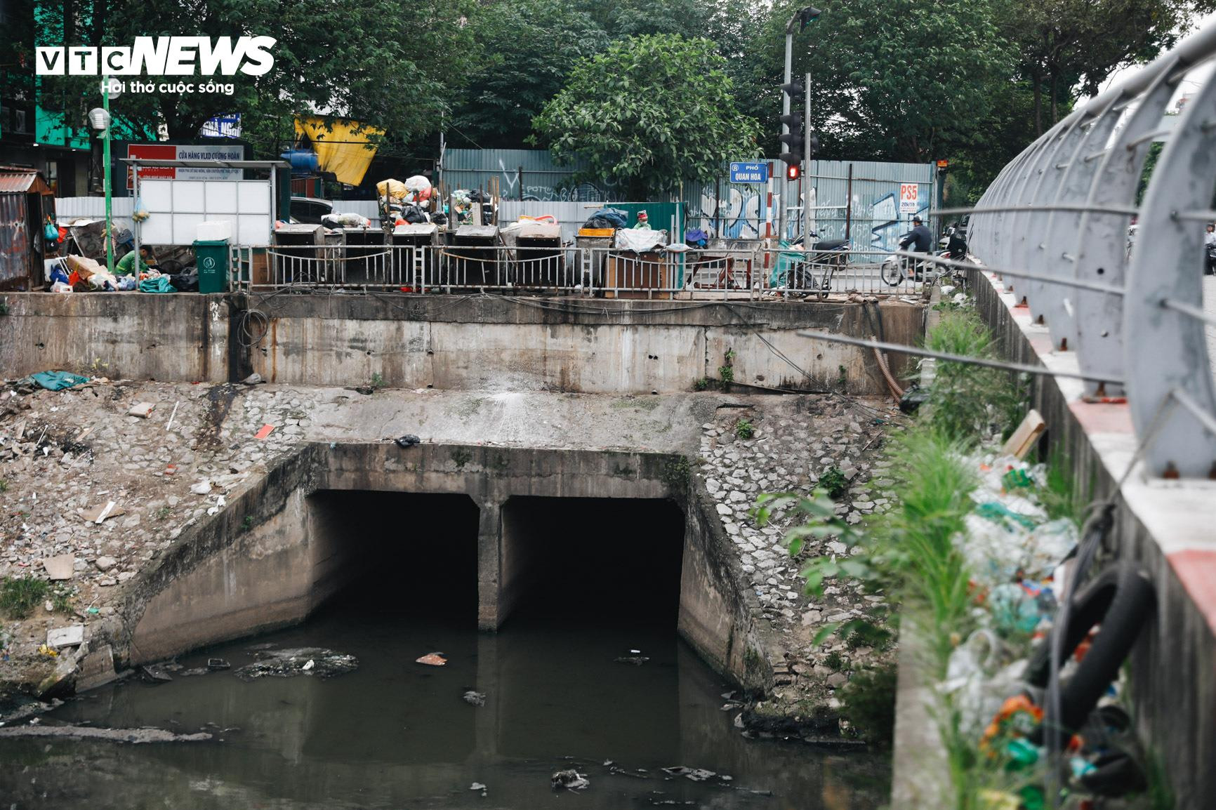 1km 40 họng xả thải, sông Tô Lịch thành cống nước đen lộ thiên - 12
