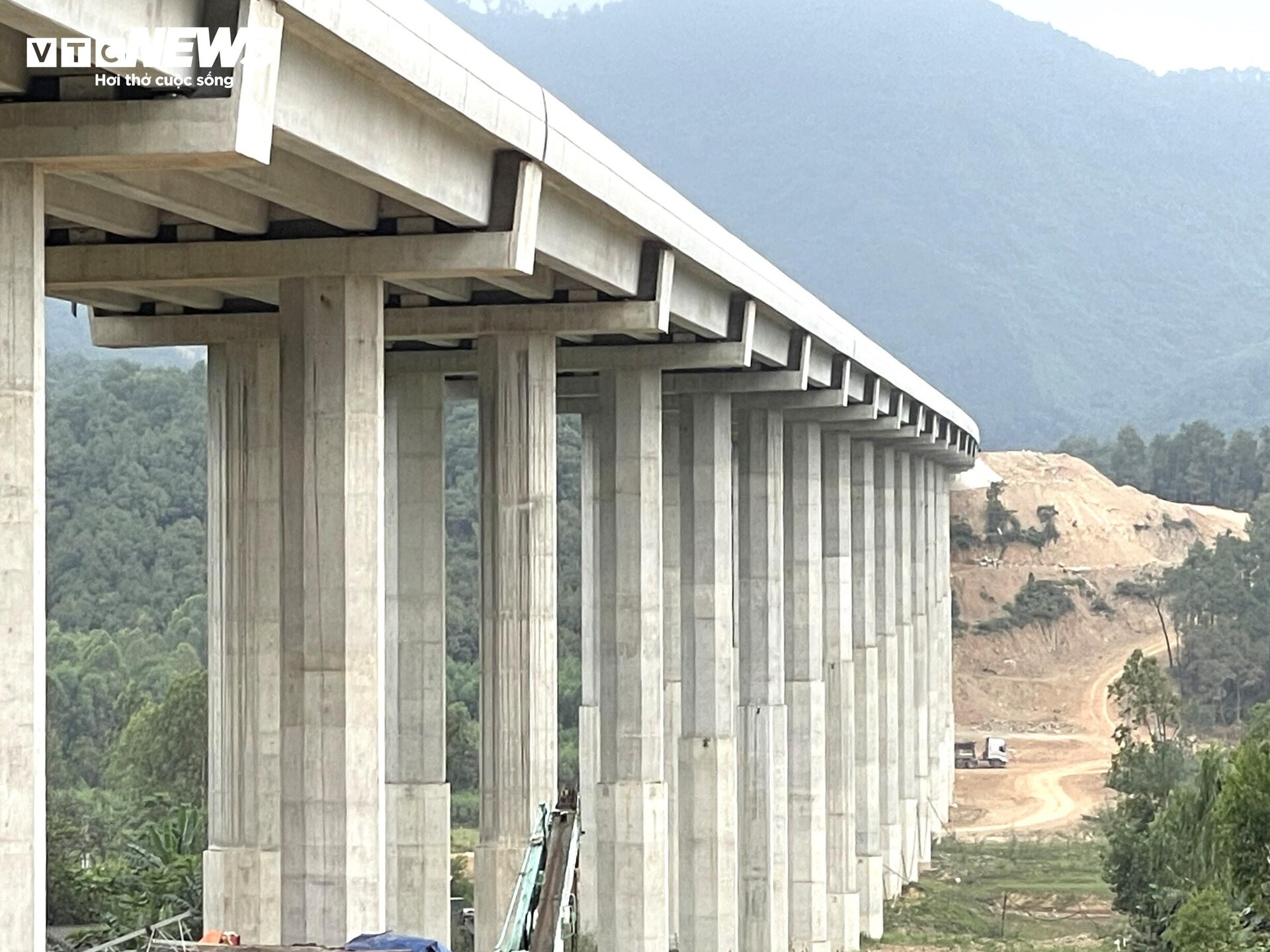 Cận cảnh cao tốc Bắc Nam đoạn Diễn Châu- Bãi Vọt trước ngày thông xe - 6