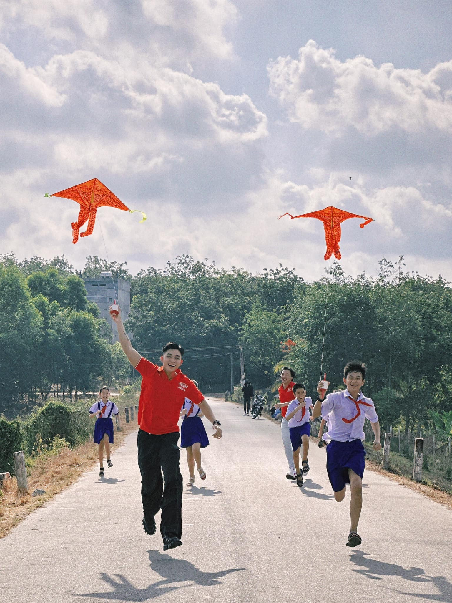 Sao Việt 26/4: Đan Trường bị ngã cầu thang, Midu đăng ảnh chồng sắp cưới - 5