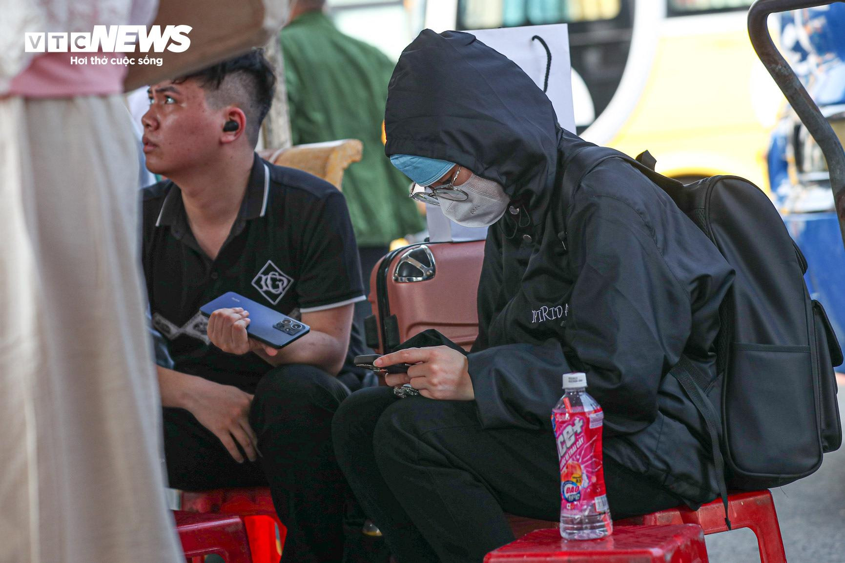 Hành khách vạ vật dưới nắng nóng 37 độ C bắt xe về quê nghỉ lễ - 10