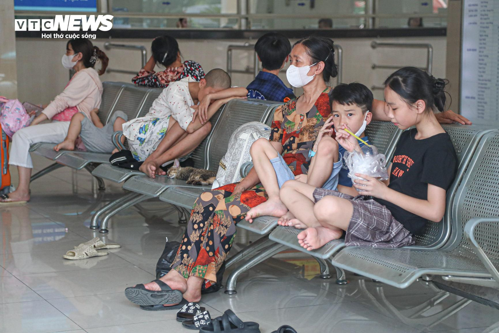 Hành khách vạ vật dưới nắng nóng 37 độ C bắt xe về quê nghỉ lễ - 9