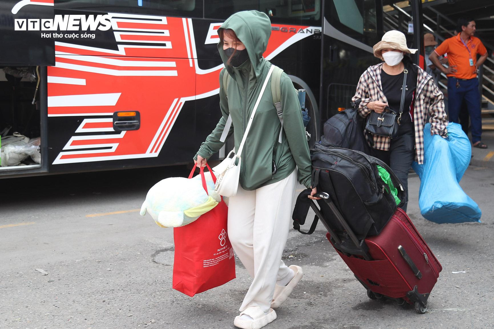 Hành khách vạ vật dưới nắng nóng 37 độ C bắt xe về quê nghỉ lễ - 13