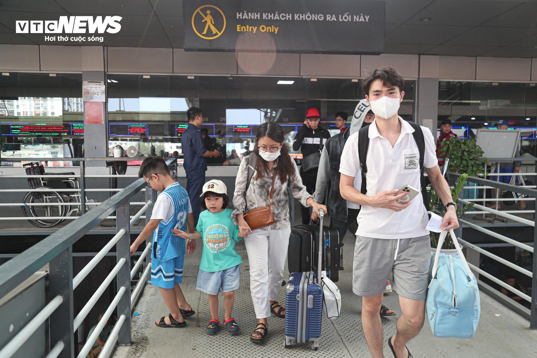 Hành khách vạ vật dưới nắng nóng 37 độ C bắt xe về quê nghỉ lễ - 14