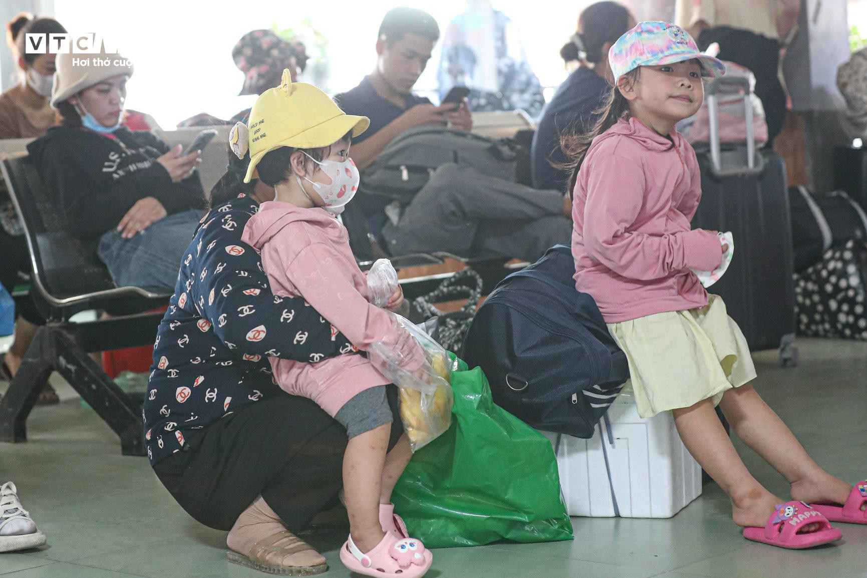 Hành khách vạ vật dưới nắng nóng 37 độ C bắt xe về quê nghỉ lễ - 12