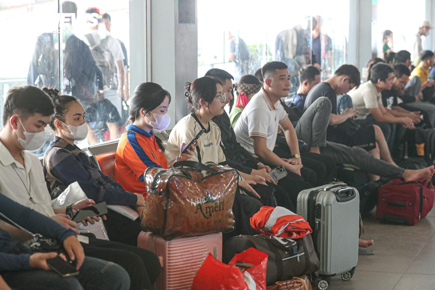 Hành khách vạ vật dưới nắng nóng 37 độ C bắt xe về quê nghỉ lễ - 11