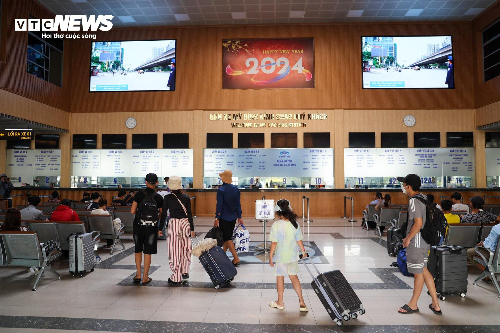 Hành khách vạ vật dưới nắng nóng 37 độ C bắt xe về quê nghỉ lễ - 15