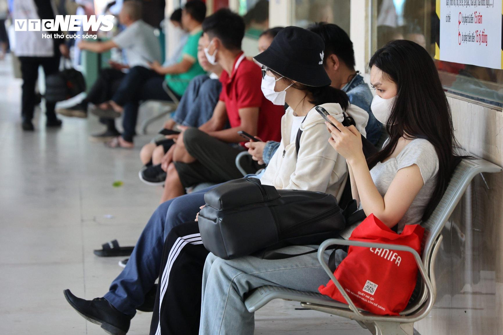 Hành khách vạ vật dưới nắng nóng 37 độ C bắt xe về quê nghỉ lễ - 16