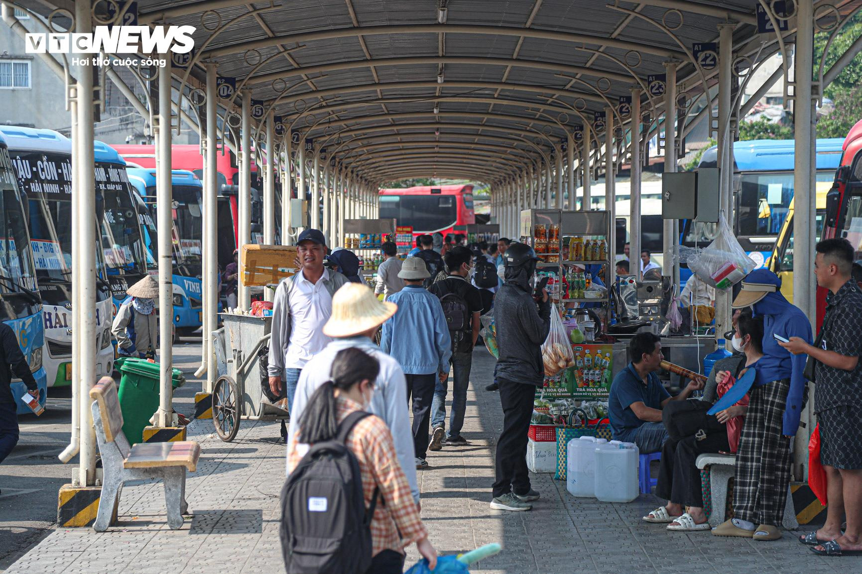 Hành khách vạ vật dưới nắng nóng 37 độ C bắt xe về quê nghỉ lễ - 1