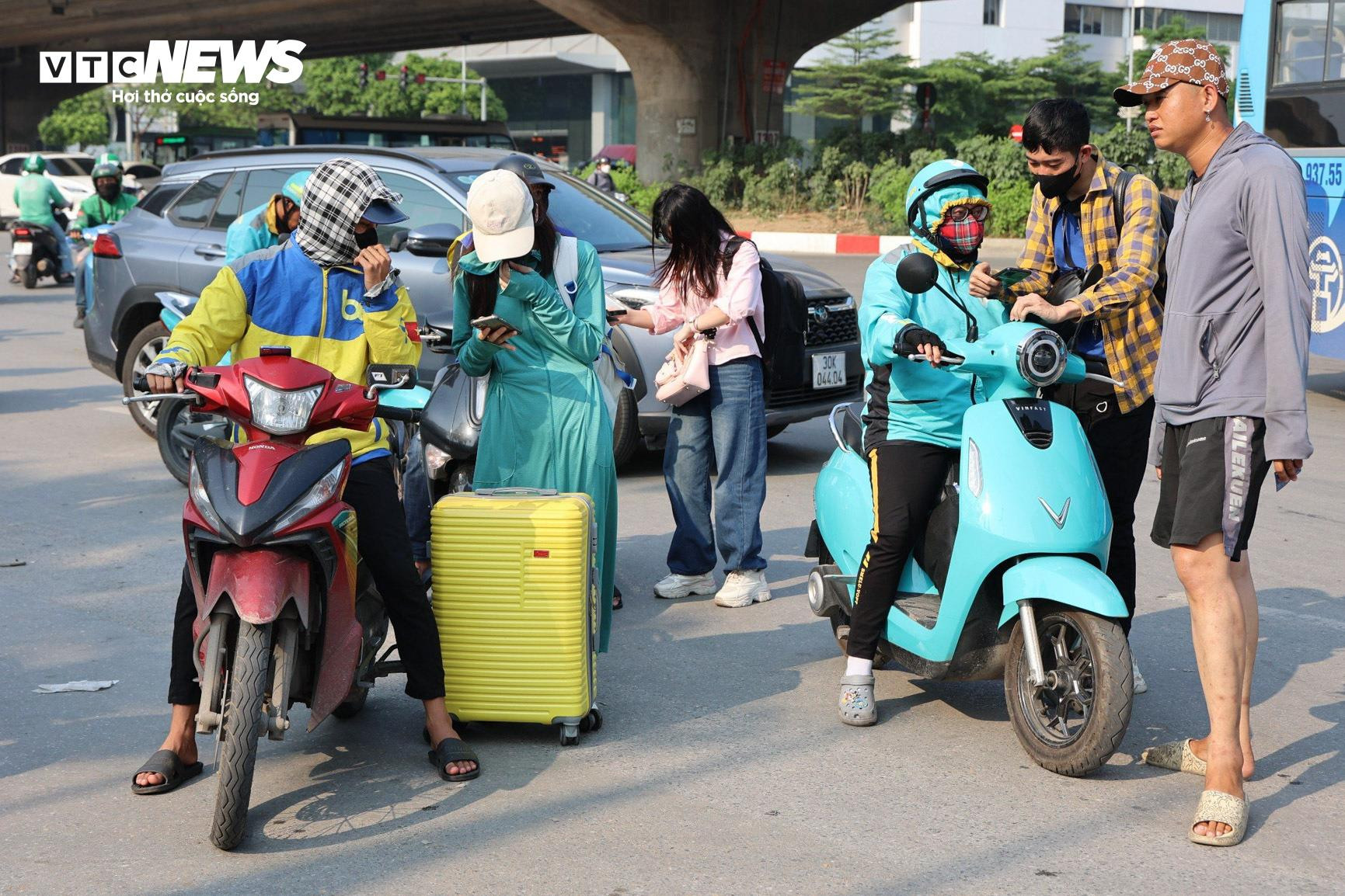 Hành khách vạ vật dưới nắng nóng 37 độ C bắt xe về quê nghỉ lễ - 18