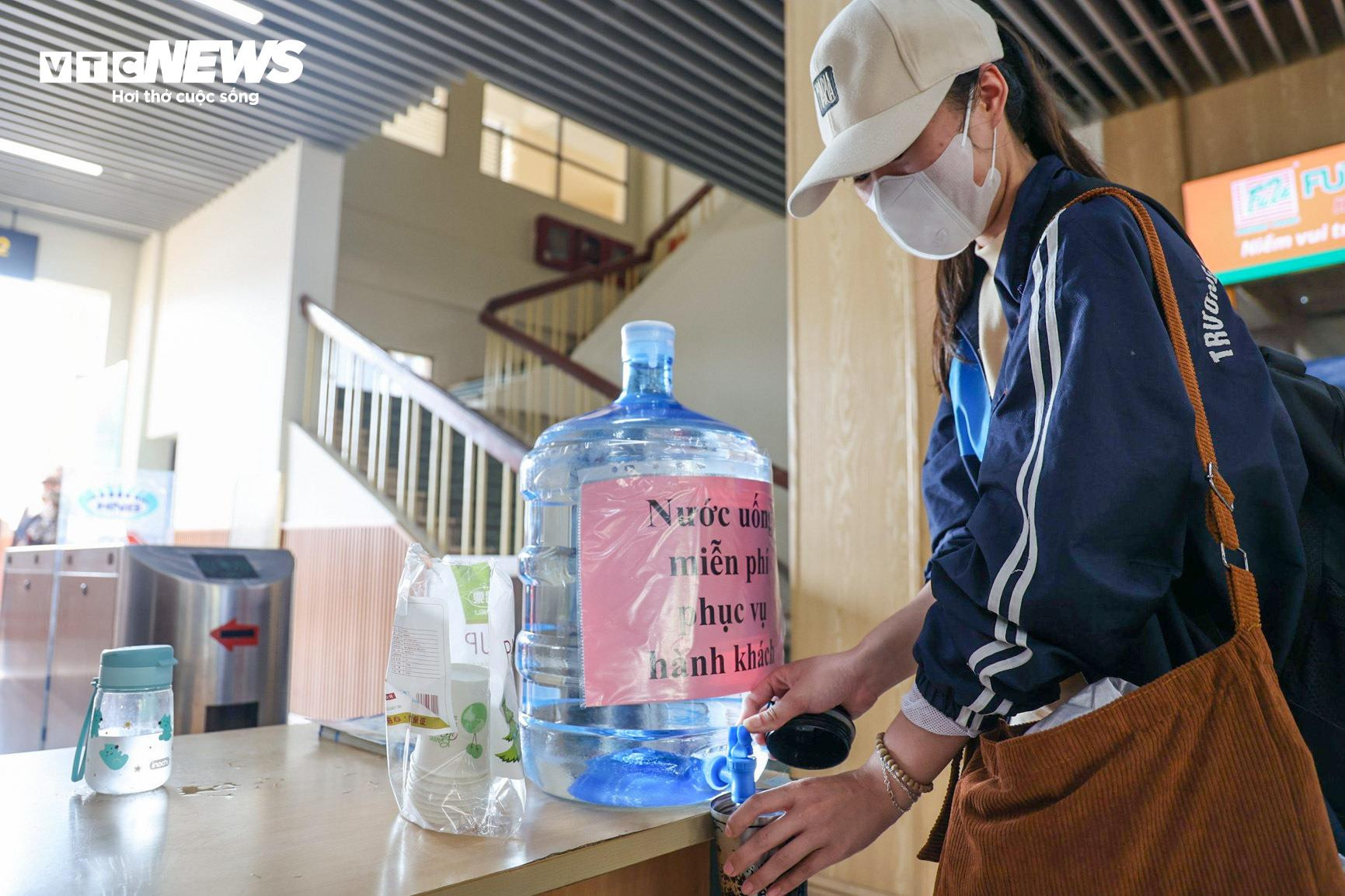 Hành khách vạ vật dưới nắng nóng 37 độ C bắt xe về quê nghỉ lễ - 17