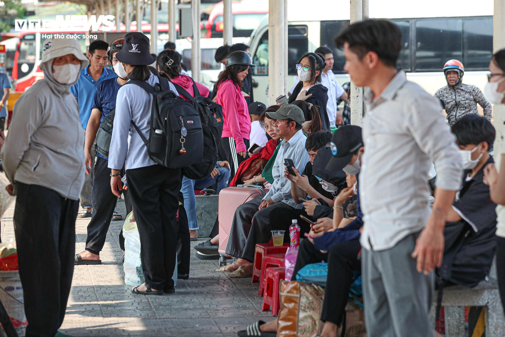 Hành khách vạ vật dưới nắng nóng 37 độ C bắt xe về quê nghỉ lễ - 2