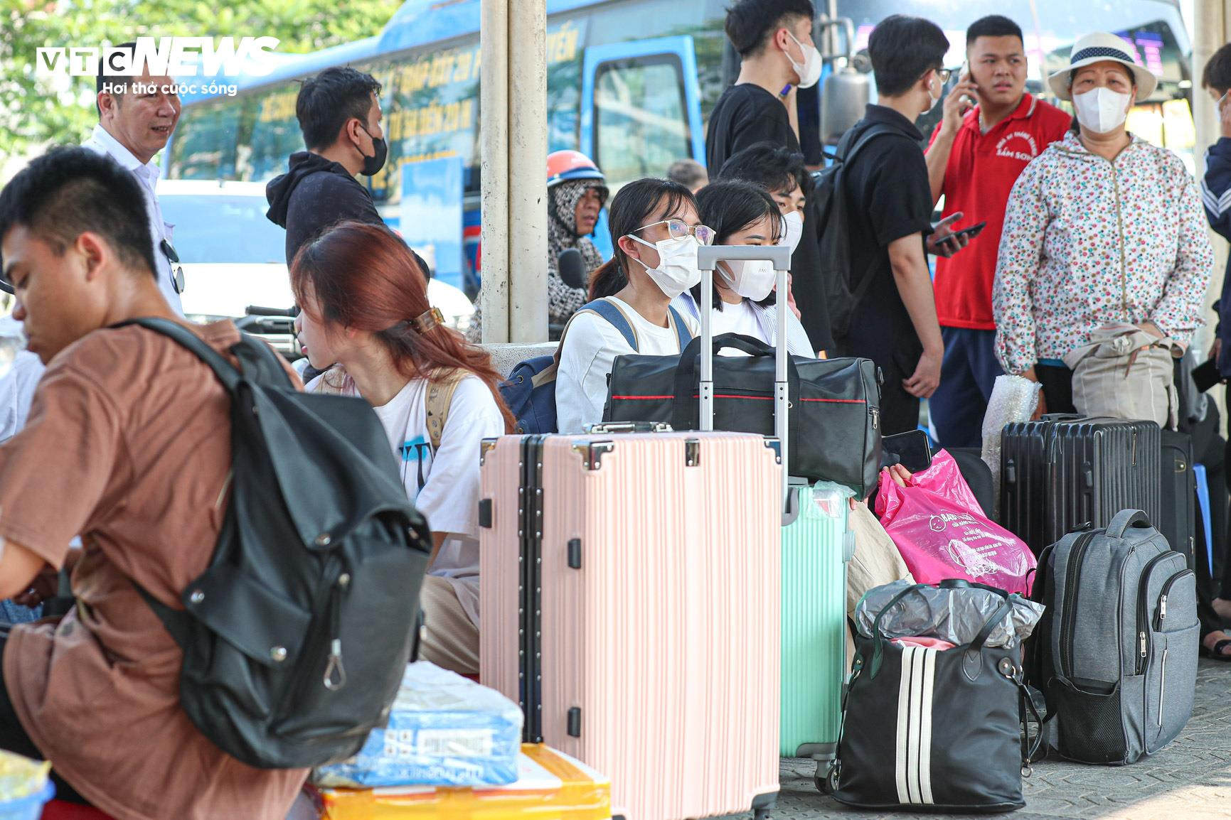 Hành khách vạ vật dưới nắng nóng 37 độ C bắt xe về quê nghỉ lễ - 4