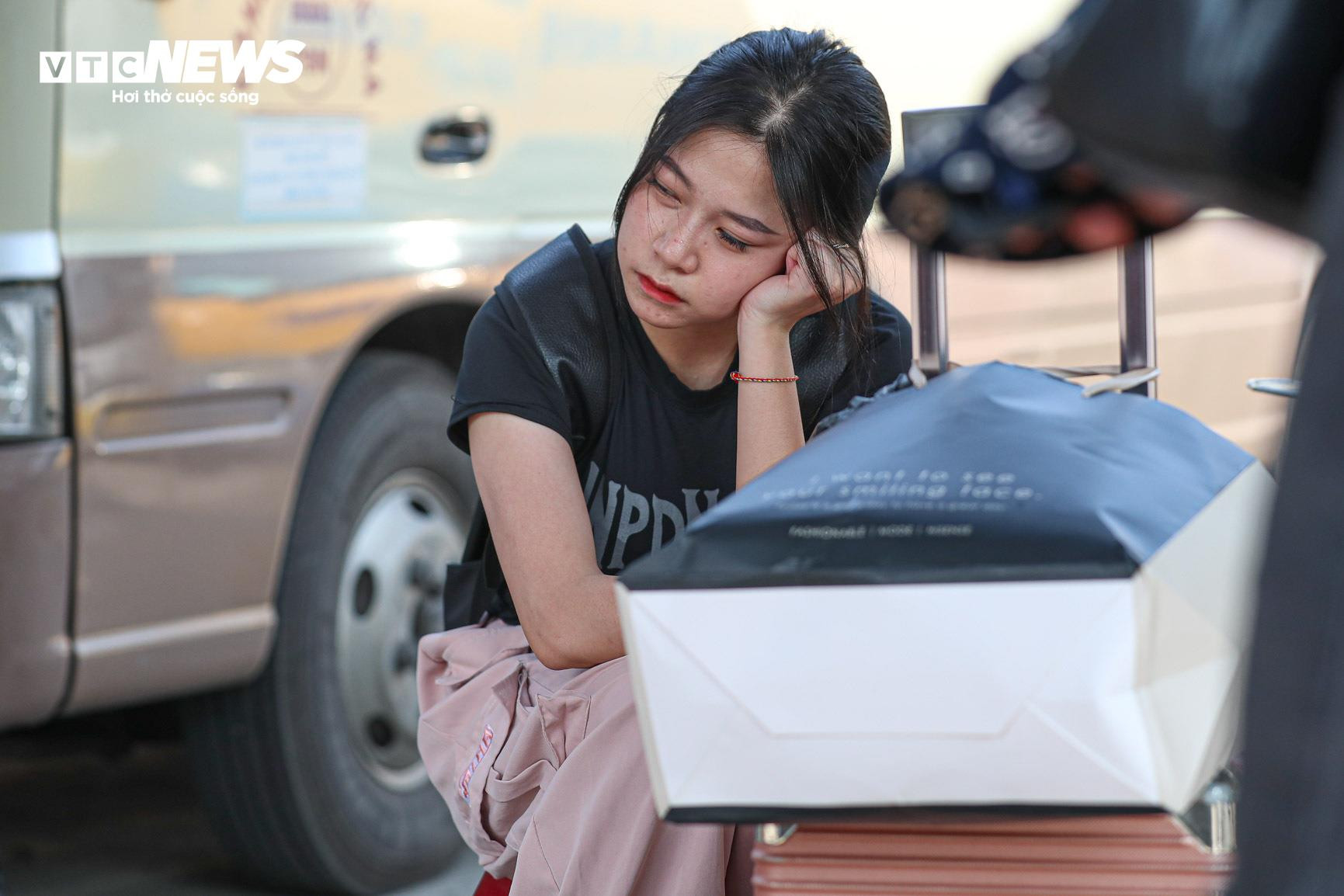 Hành khách vạ vật dưới nắng nóng 37 độ C bắt xe về quê nghỉ lễ - 5