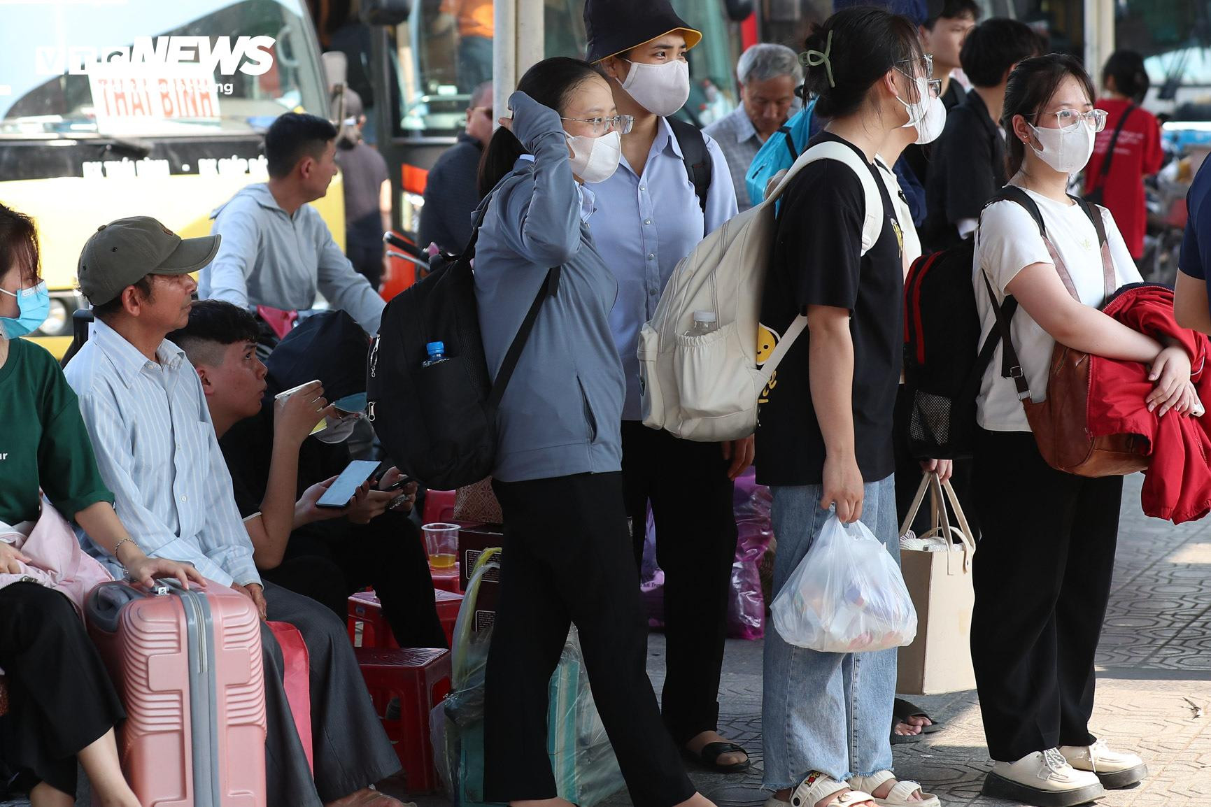 Hành khách vạ vật dưới nắng nóng 37 độ C bắt xe về quê nghỉ lễ - 8