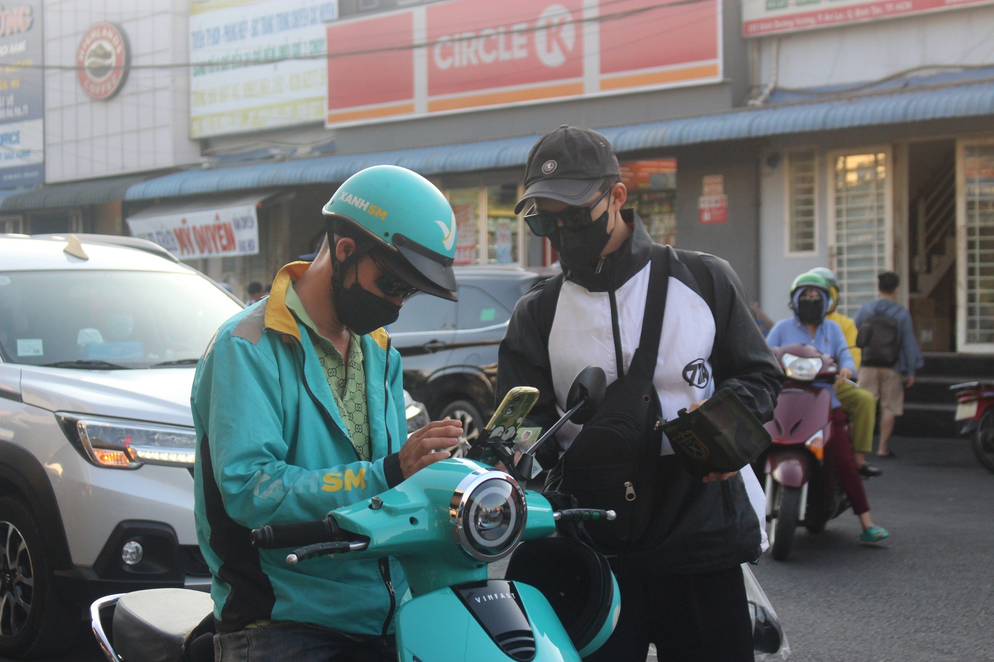 Người dân TP.HCM tất tưởi rời thành phố từ sớm, mong nhanh về quê nhà - 5