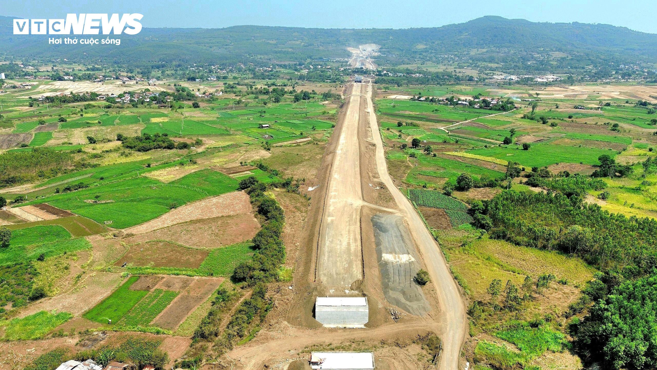 Hiện trạng cao tốc Chí Thạnh - Vân Phong qua Phú Yên sau hơn 1 năm thi công - 1