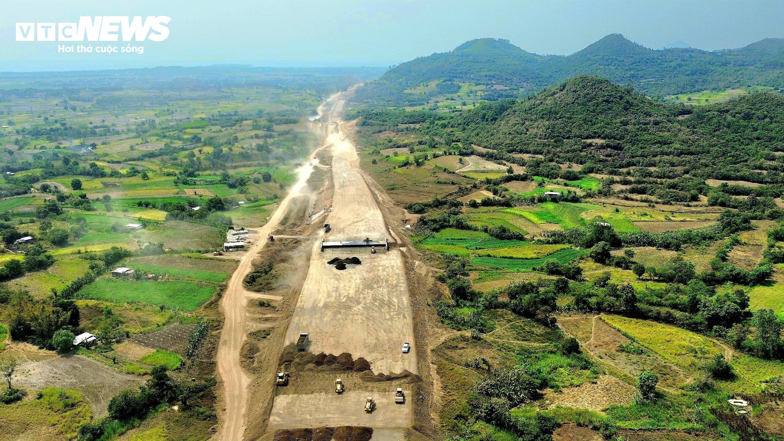 Hiện trạng cao tốc Chí Thạnh - Vân Phong qua Phú Yên sau hơn 1 năm thi công - 9