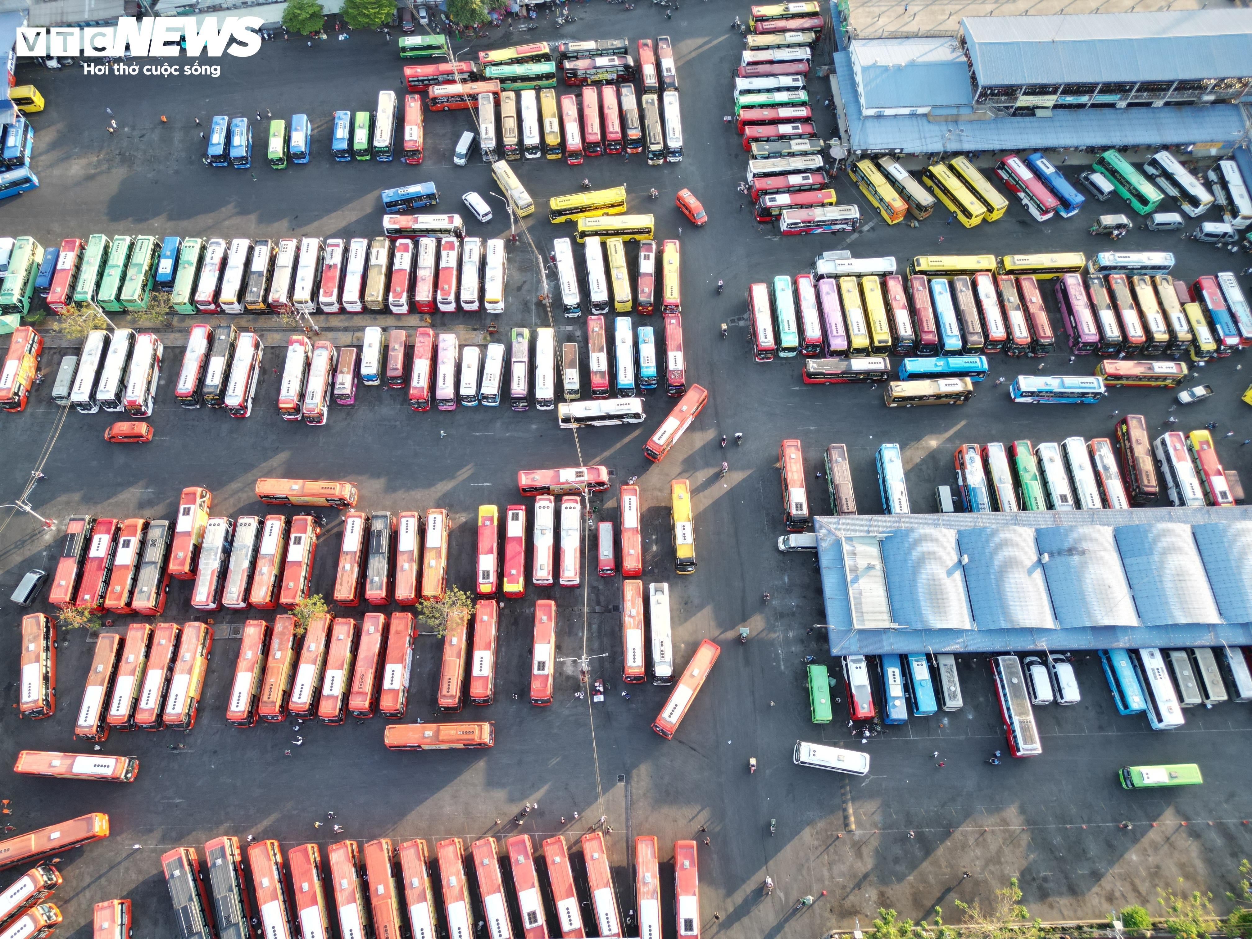 Người dân TP.HCM tất tưởi rời thành phố từ sớm, mong nhanh về quê nhà - 8