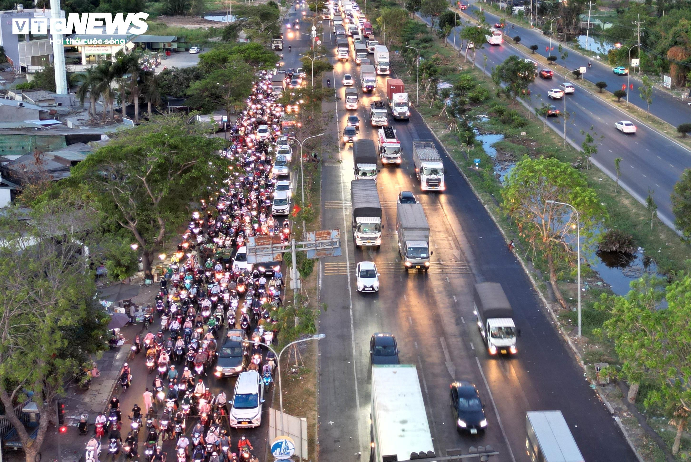 Người dân TP.HCM tất tưởi rời thành phố từ sớm, mong nhanh về quê nhà - 15