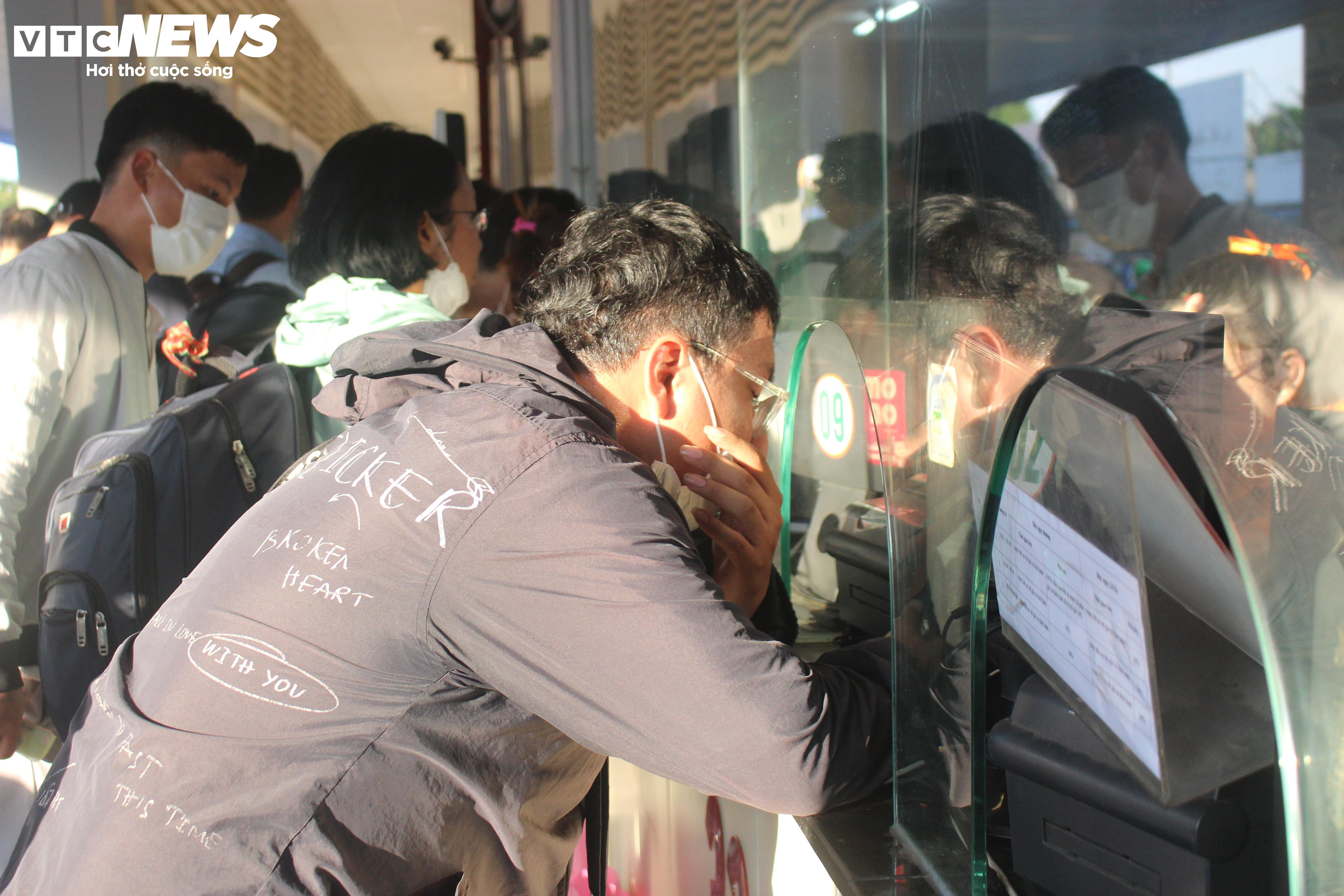 Người dân TP.HCM tất tưởi rời thành phố từ sớm, mong nhanh về quê nhà - 9