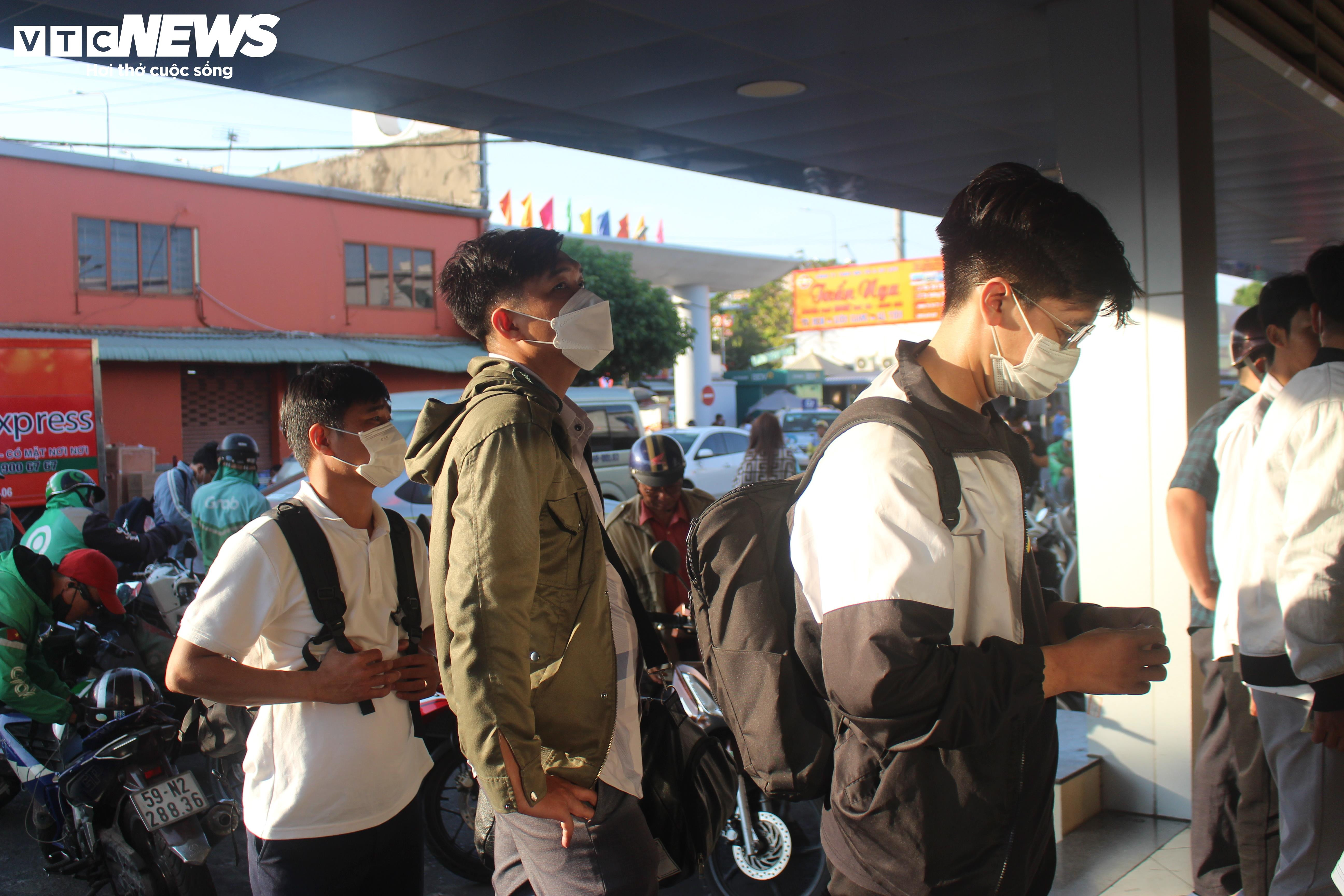 Người dân TP.HCM tất tưởi rời thành phố từ sớm, mong nhanh về quê nhà - 10