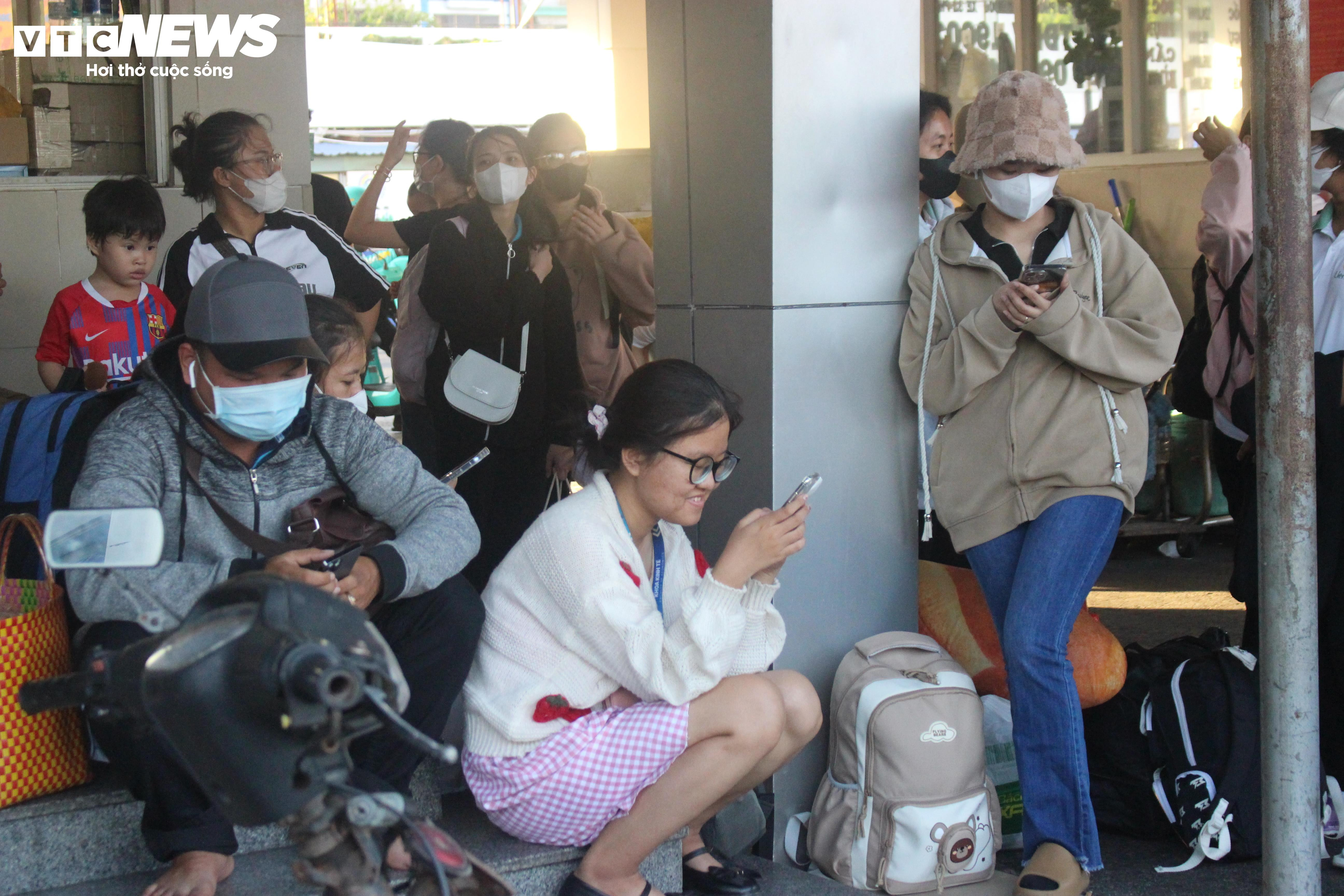 Người dân TP.HCM tất tưởi rời thành phố từ sớm, mong nhanh về quê nhà - 13