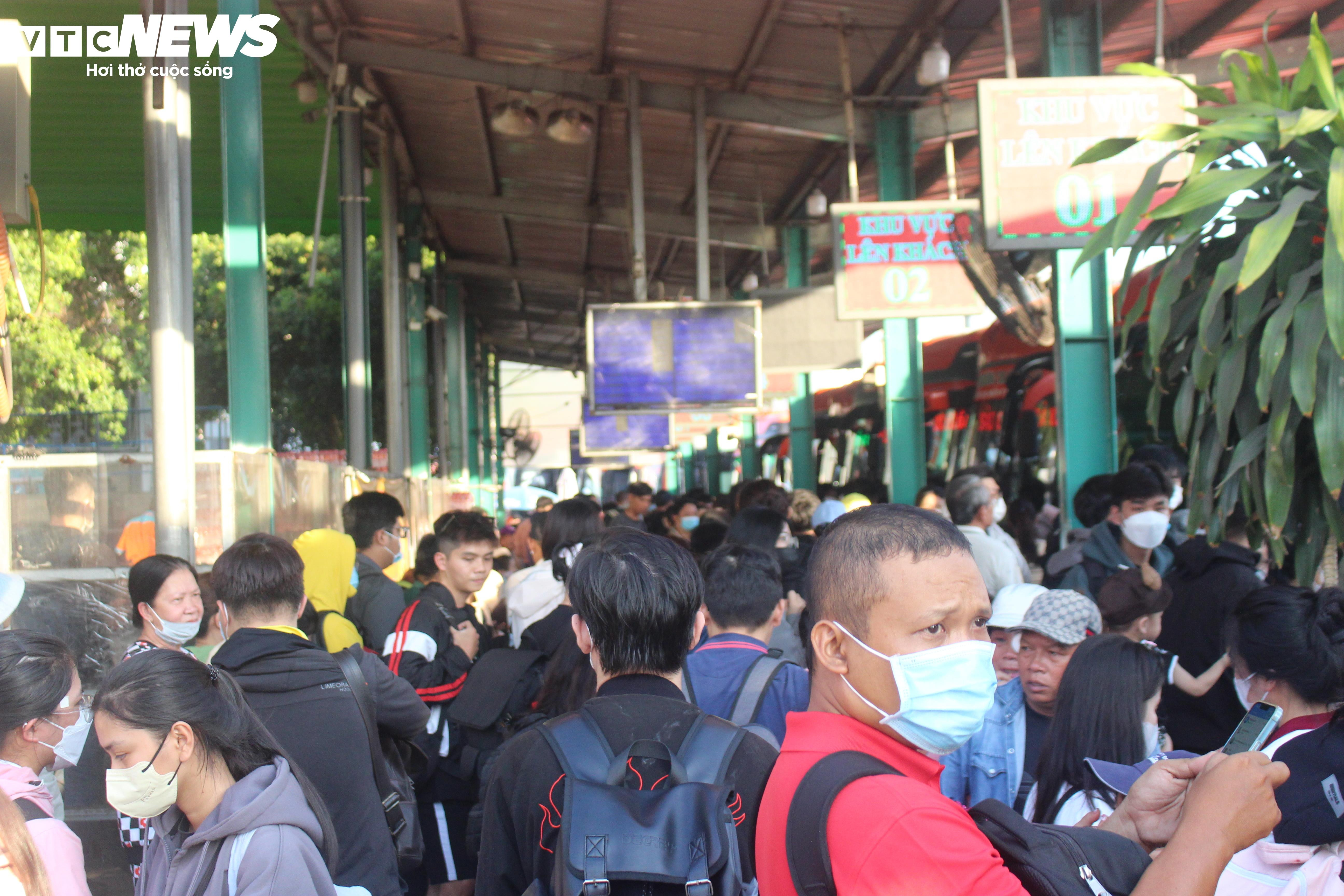 Người dân TP.HCM tất tưởi rời thành phố từ sớm, mong nhanh về quê nhà - 14