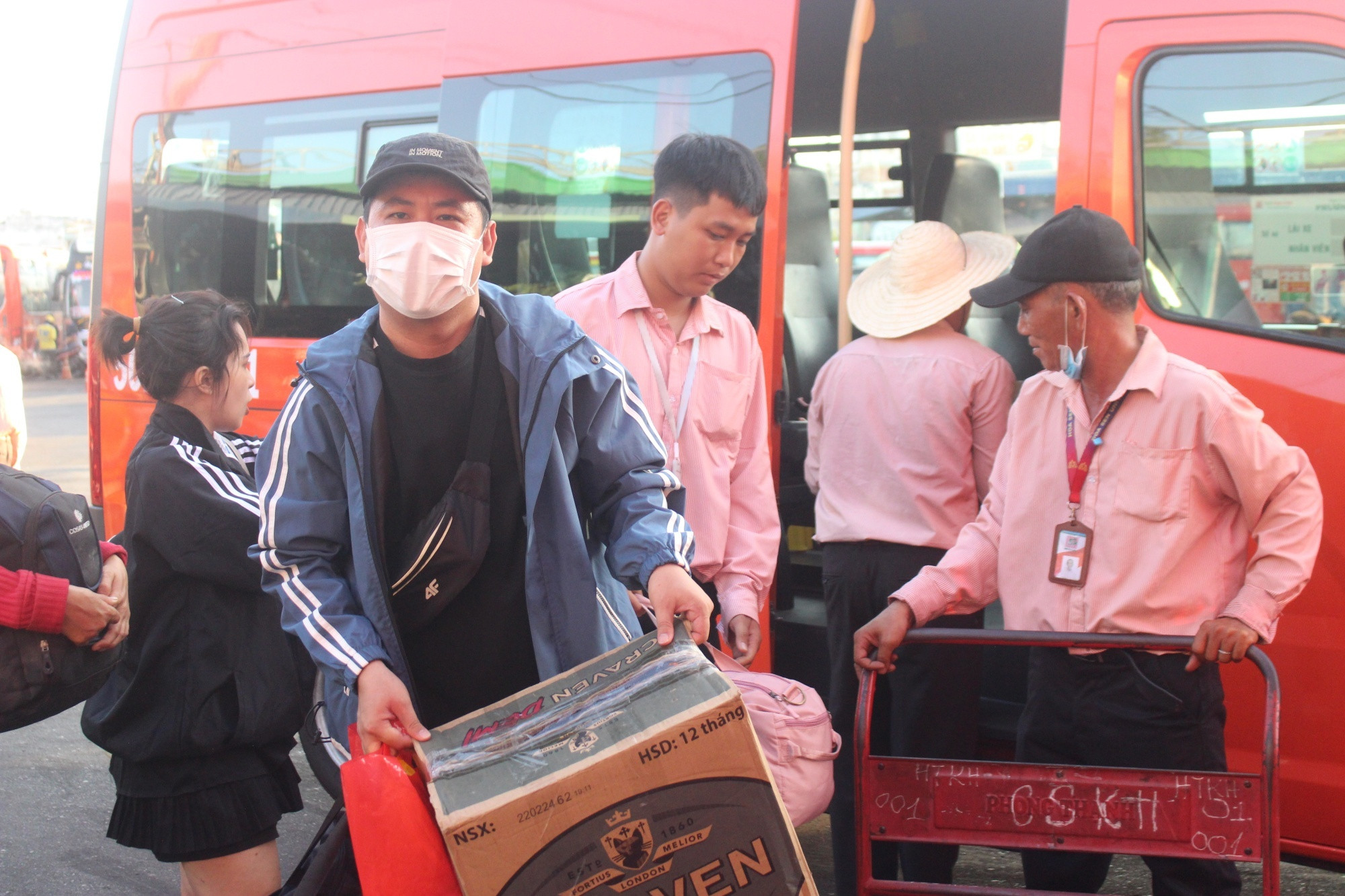 Người dân TP.HCM tất tưởi rời thành phố từ sớm, mong nhanh về quê nhà - 11