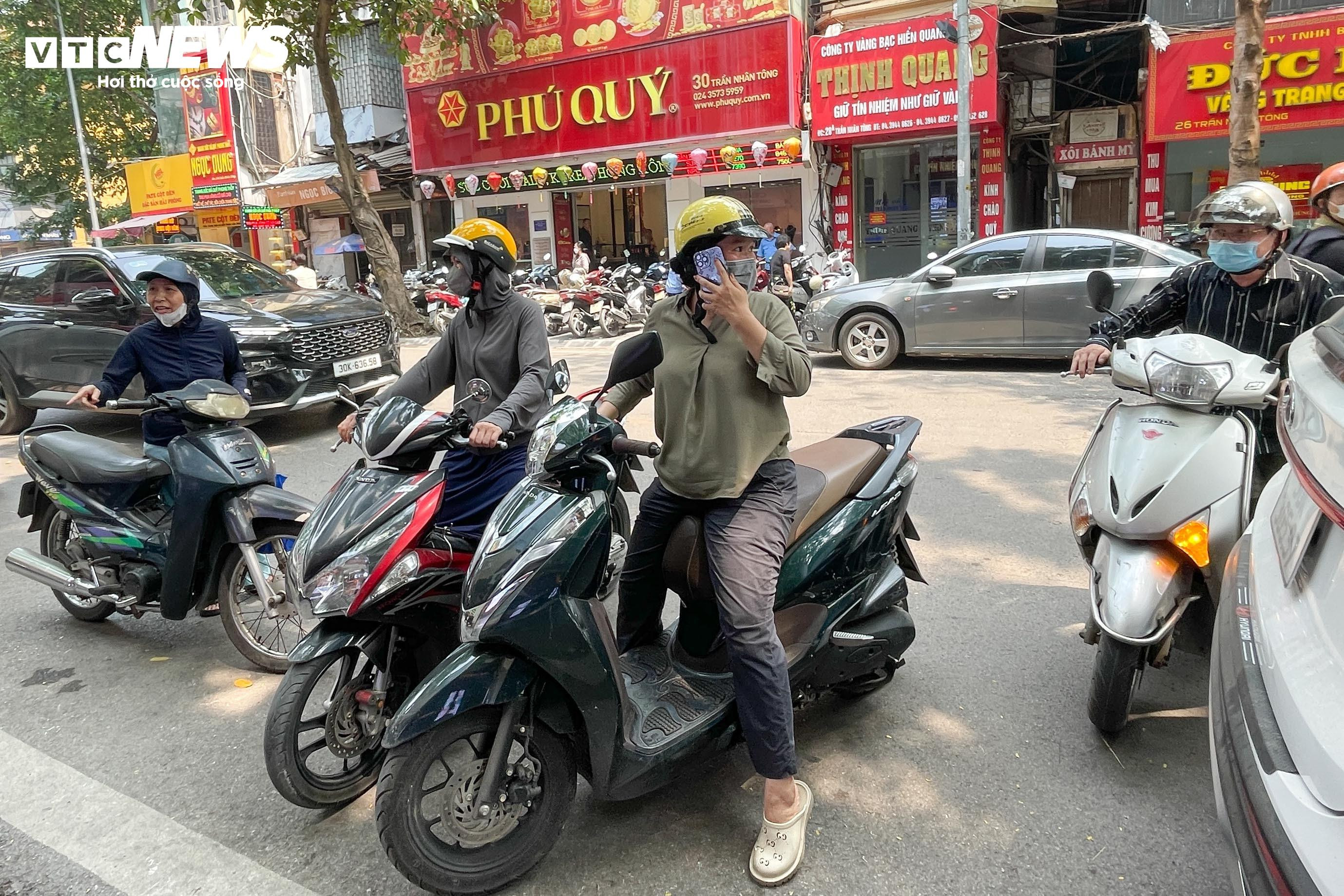 Thị trường trầm lắng, cửa hàng vẫn tạm ngưng bán vàng miếng, vàng nhẫn - 5