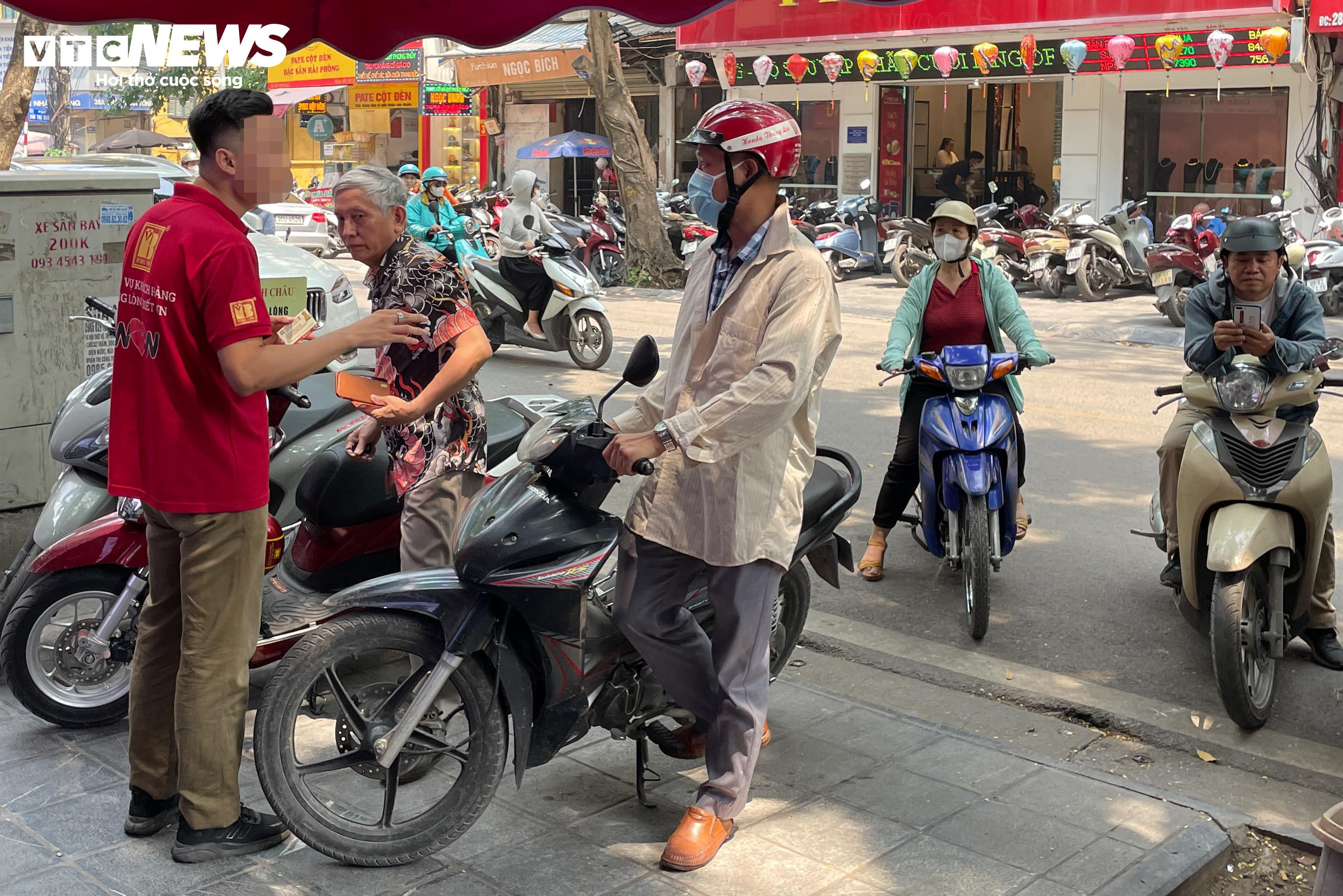 Thị trường trầm lắng, cửa hàng vẫn tạm ngưng bán vàng miếng, vàng nhẫn - 4