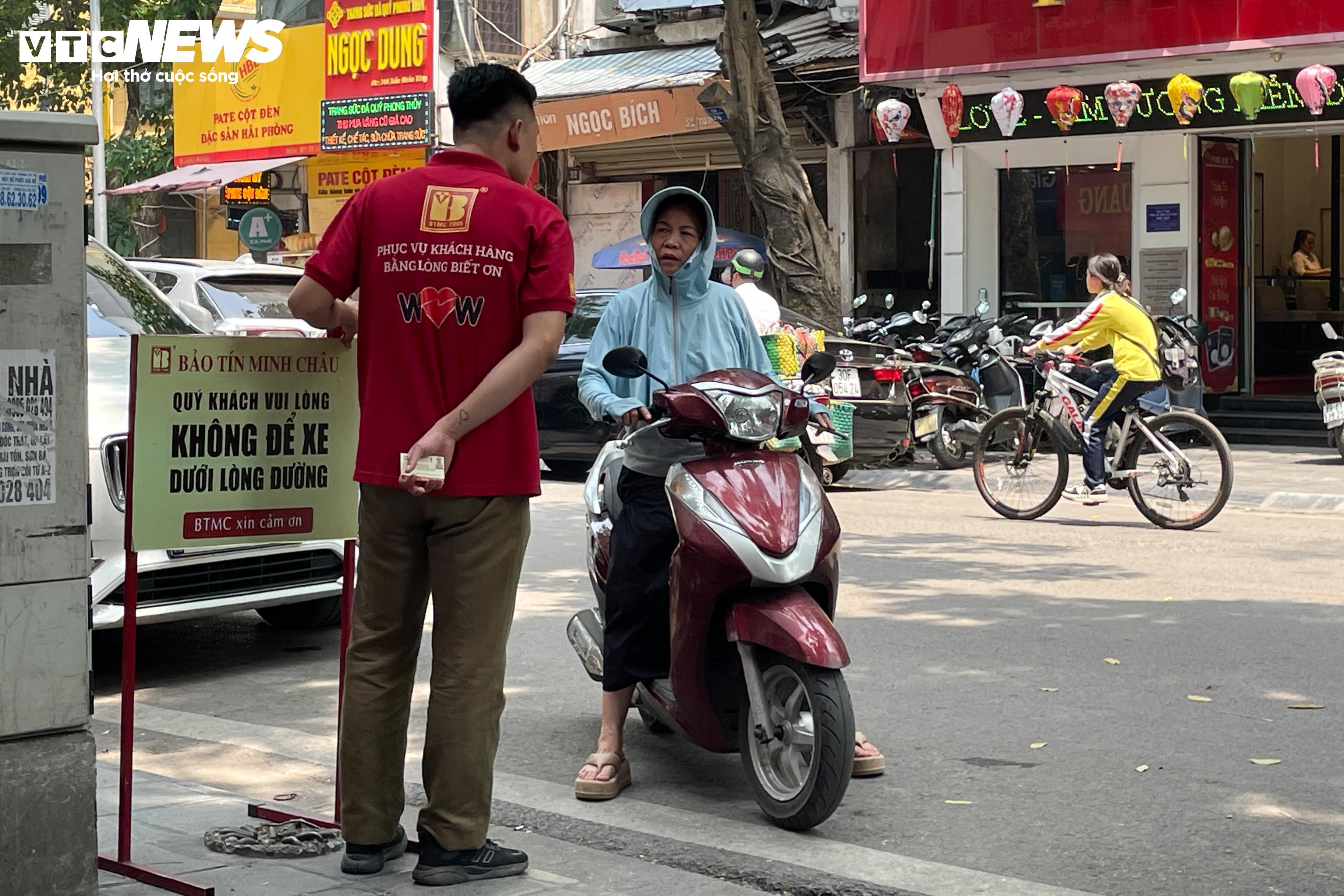 Thị trường trầm lắng, cửa hàng vẫn tạm ngưng bán vàng miếng, vàng nhẫn - 3