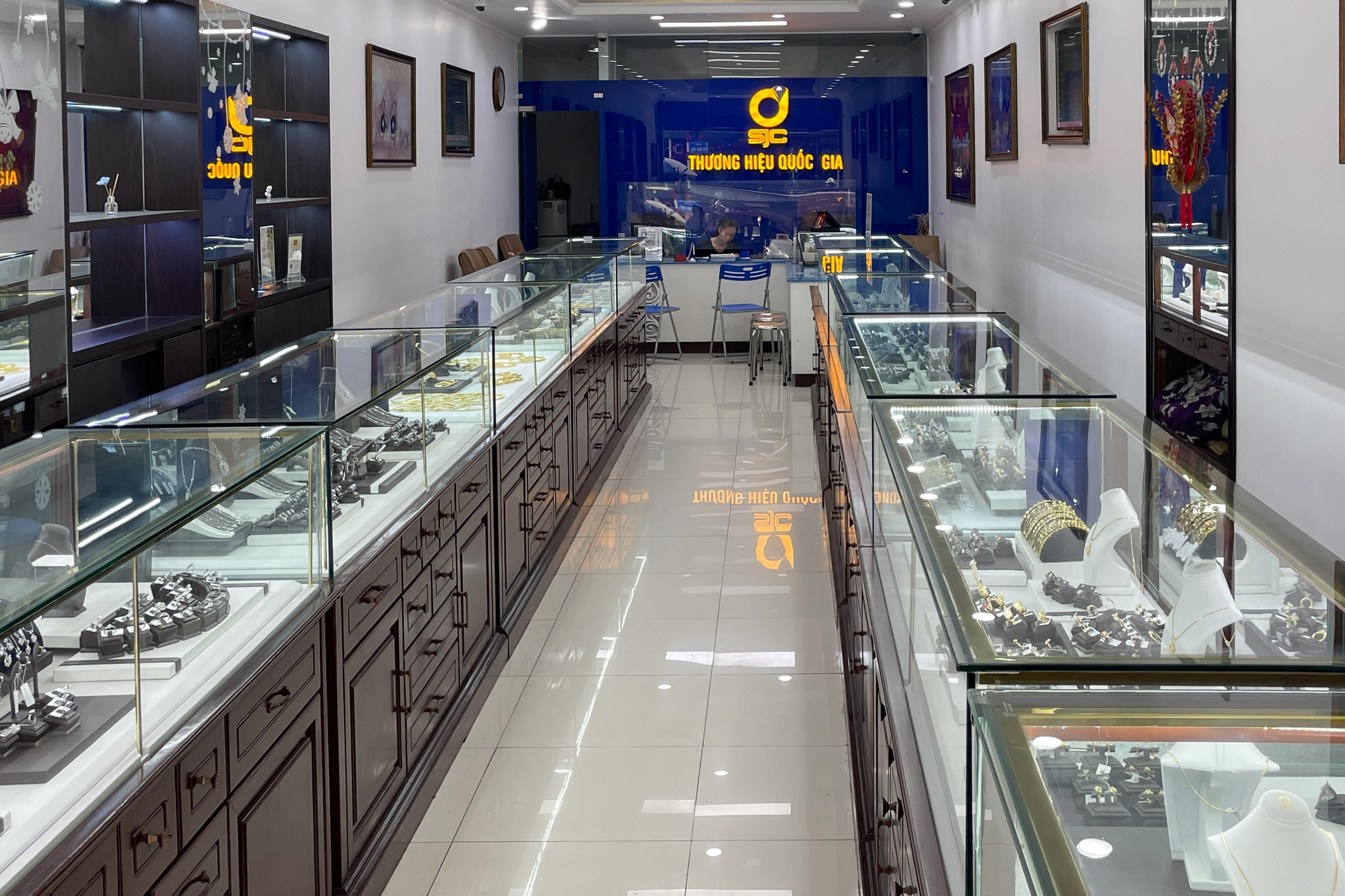 Thị trường trầm lắng, cửa hàng vẫn tạm ngưng bán vàng miếng, vàng nhẫn - 12