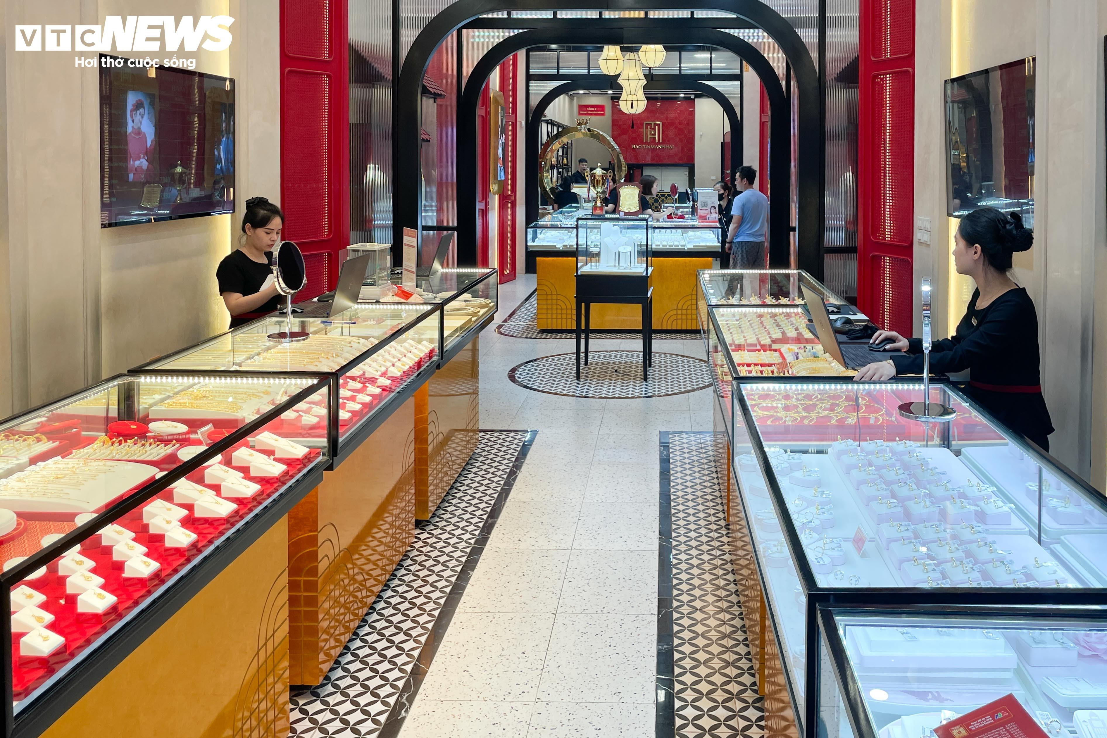 Thị trường trầm lắng, cửa hàng vẫn tạm ngưng bán vàng miếng, vàng nhẫn - 11