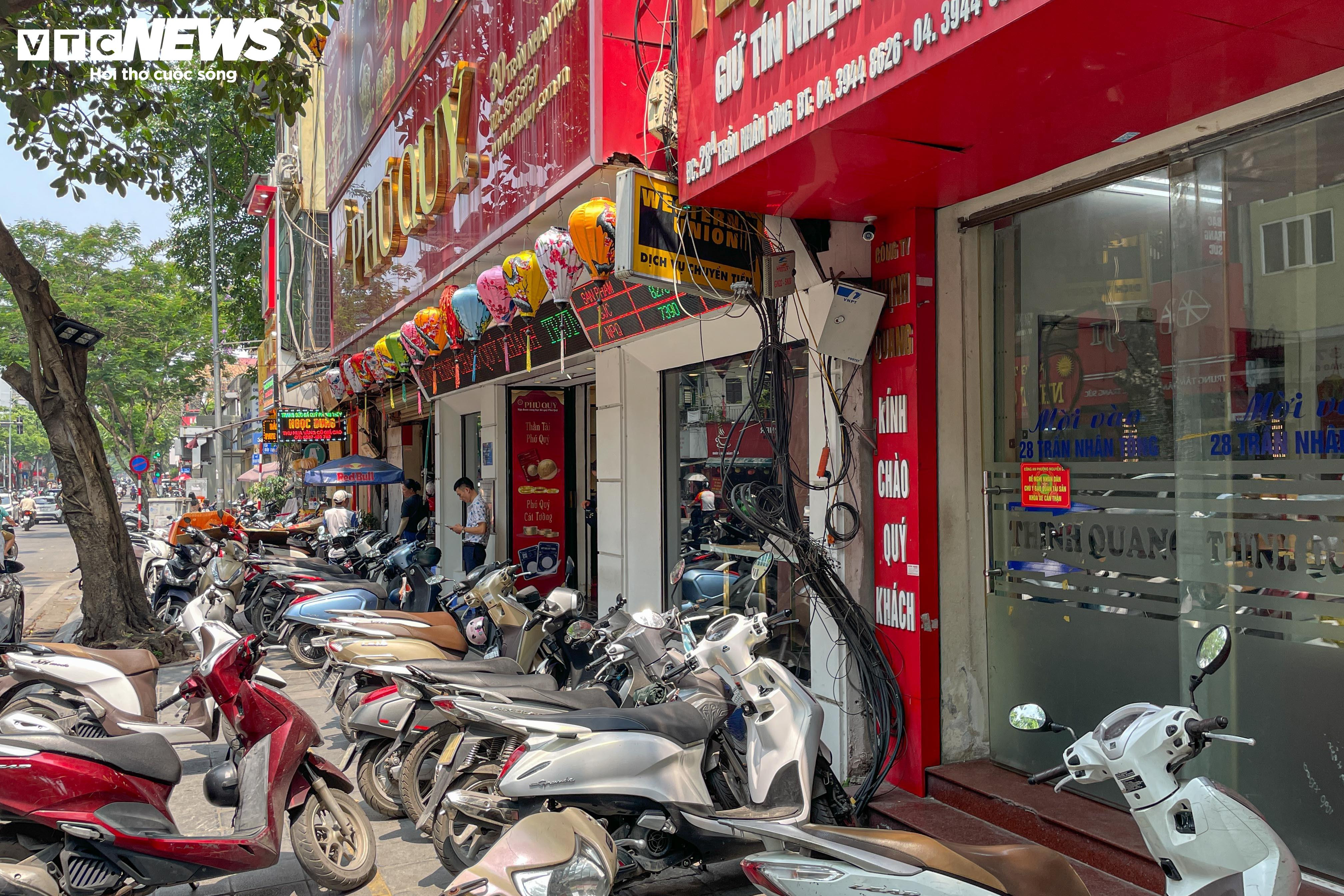 Thị trường trầm lắng, cửa hàng vẫn tạm ngưng bán vàng miếng, vàng nhẫn - 10