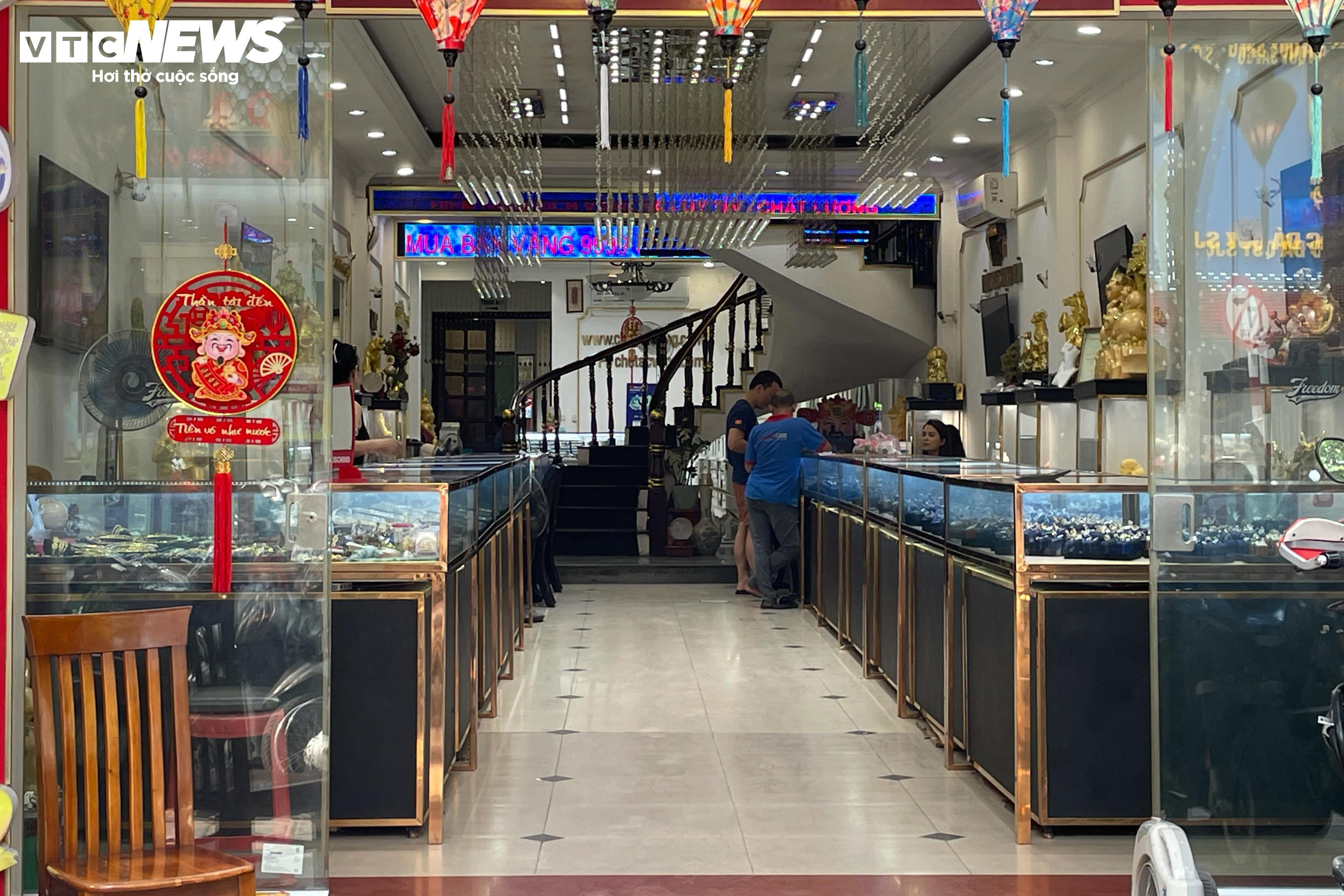 Thị trường trầm lắng, cửa hàng vẫn tạm ngưng bán vàng miếng, vàng nhẫn - 13